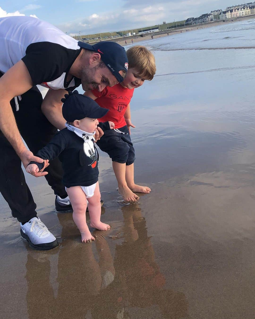 ジェナ・マッコーケルさんのインスタグラム写真 - (ジェナ・マッコーケルInstagram)「Evenings at the beach! Tired boys after lots of playing! #love #family #mybabyben #nephews💙 #fishandchips」6月14日 6時57分 - jenna_mccorkell