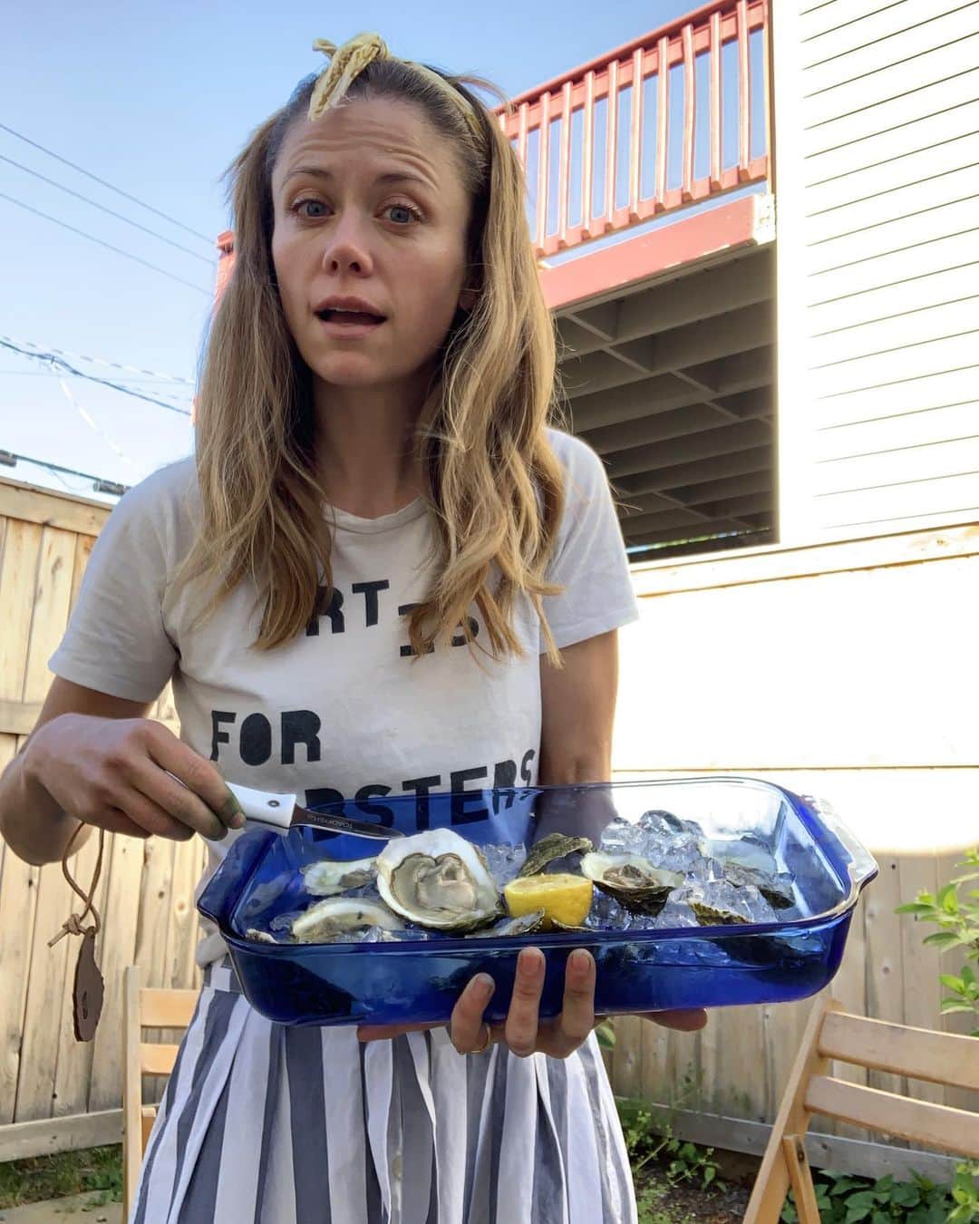クレア・コフィーのインスタグラム：「fulfilled life goal of learning how to shuck oysters hey thanks @tamar.e.adler!」