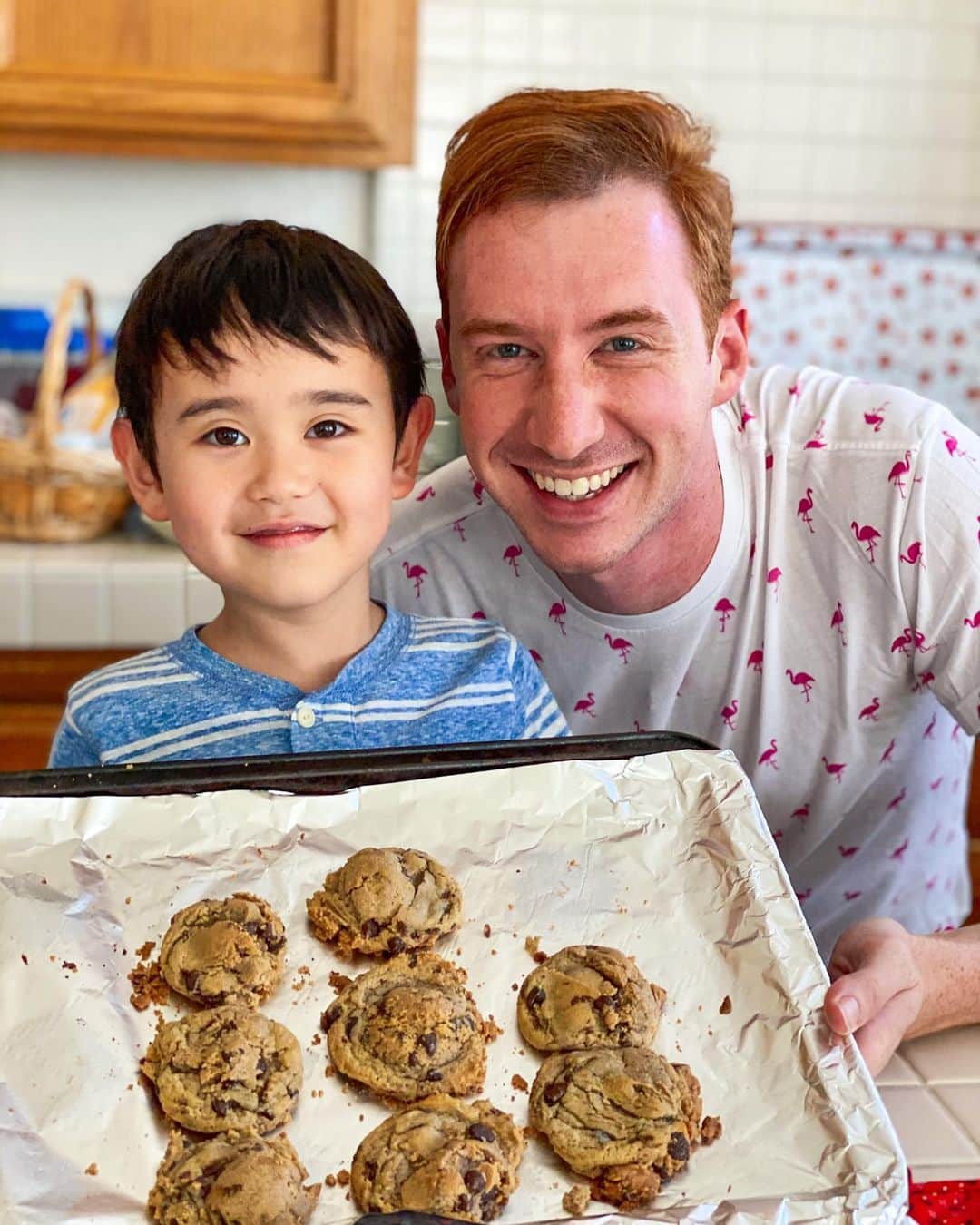 ショーン・ラビットさんのインスタグラム写真 - (ショーン・ラビットInstagram)「I came downstairs to find my nephew had baked cookies🍪 Isn’t that sweeter than a cookie?🥰 2階から下行った時甥っ子は私の家に来たとクッキー作った！🤤可愛いとうまいでしょう？💕 . . . . . . . . .  #figureskating  #familytime #baking  #training  #foodie  #fitfam  #travel  #love  #ootd  #japan  #cheatday  #kidsfashion #kidsbaking  #アメリカ #フィギュアスケート  #トレーニング  #筋肉  #筋トレ  #モデル  #イケメン  #ファッション  #おしゃれさんと繋がりたい  #今日の服  #キッズコーデ #インスタ映え  #可愛い  #ハーフ  #おはよう #子供コーデ #クッキー」6月14日 7時00分 - seanrabbitt