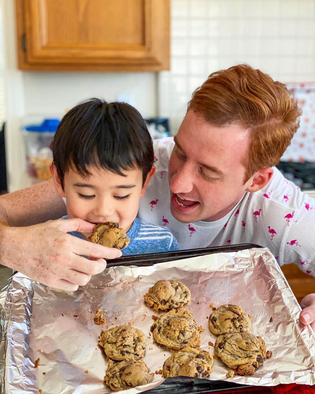 ショーン・ラビットさんのインスタグラム写真 - (ショーン・ラビットInstagram)「I came downstairs to find my nephew had baked cookies🍪 Isn’t that sweeter than a cookie?🥰 2階から下行った時甥っ子は私の家に来たとクッキー作った！🤤可愛いとうまいでしょう？💕 . . . . . . . . .  #figureskating  #familytime #baking  #training  #foodie  #fitfam  #travel  #love  #ootd  #japan  #cheatday  #kidsfashion #kidsbaking  #アメリカ #フィギュアスケート  #トレーニング  #筋肉  #筋トレ  #モデル  #イケメン  #ファッション  #おしゃれさんと繋がりたい  #今日の服  #キッズコーデ #インスタ映え  #可愛い  #ハーフ  #おはよう #子供コーデ #クッキー」6月14日 7時00分 - seanrabbitt