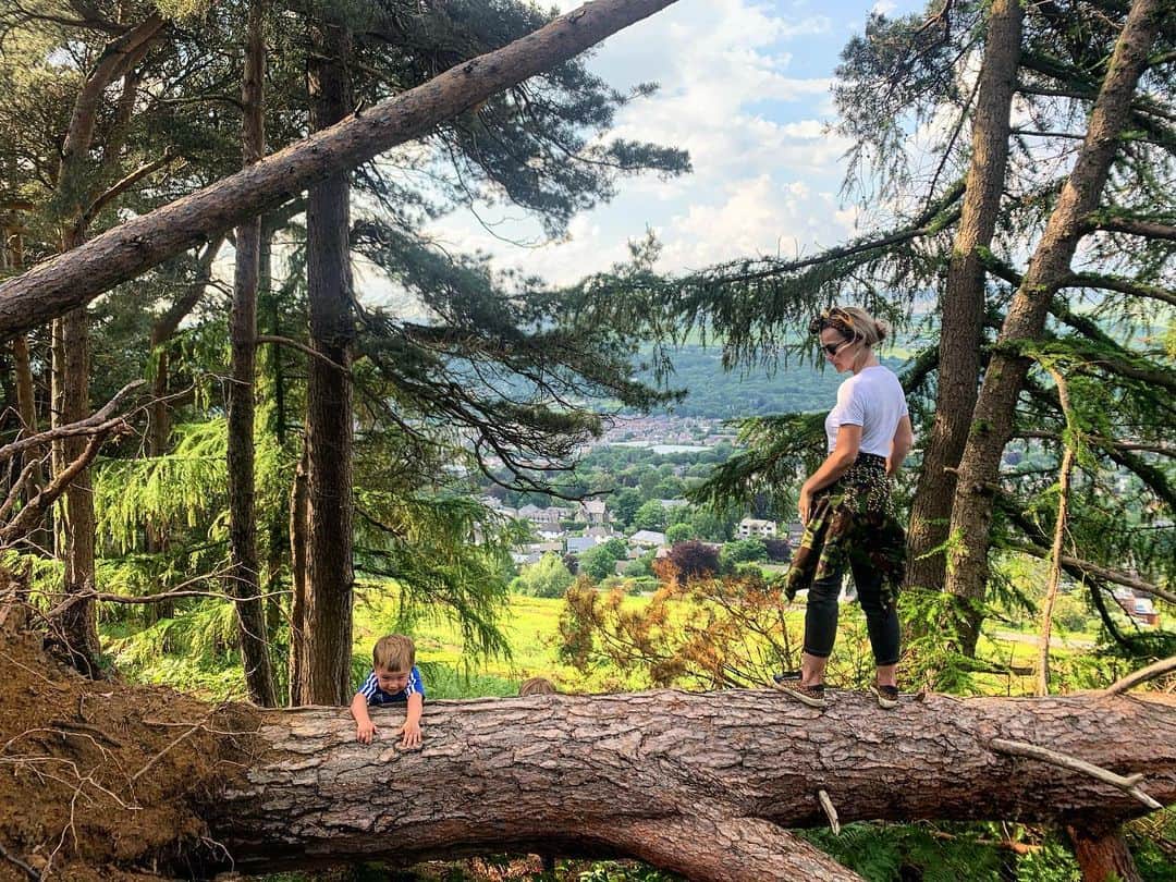 ヘレン・スケルトンさんのインスタグラム写真 - (ヘレン・スケルトンInstagram)「At what point do you jump in and help them....... #parenting #woodsfordays #exploremore #freshair #yorkshire #forests #weekends #outdoors #family #mumlife」6月14日 7時10分 - helenskelton
