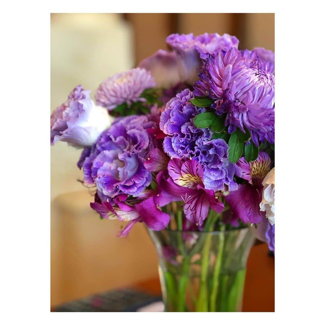 大原由美子さんのインスタグラム写真 - (大原由美子Instagram)「・ 皆さま、おはようございま〜す♬ 本日はお花のpicですっ♬ 先月、神戸ラスイートにフレンチを食べに行った時に 撮ったpicです♬ あまりに美しくて撮らずにはいられなかった〜！！ 紫色系で統一された素敵なお花。。。❤︎ うっとりでした〜😍 梅雨入りしてからジメジメと…嫌な毎日…😢 このお花で気持ちと心がパッと明るく… そしてシャキッとした気持ちの朝になりますように。。。❤︎ ・ #花#💐#春#CanonEOSKissX9i#一眼レフ#写真を撮るのが好きな人と繋がりたい#summer#春を感じる#初夏 #beautifulflower#flower#お花好きな人と繋がりたい #薔薇#🌹#フォトジェニック#花マップ#生花#followme#ファインダー越しの私の世界#カメラ女子#可愛い#花のある暮らし#フォローミー#rose#癒し#私の花の世界#花の写真館#カメラ好きな人と繋がりたい #purple#photogenic」6月14日 7時18分 - oharayumiko0228