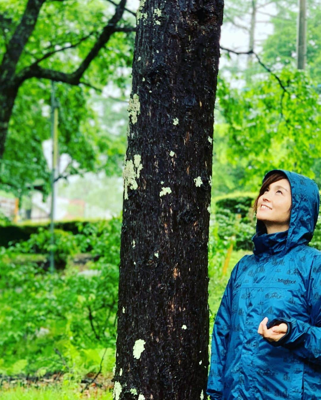 田中幸さんのインスタグラム写真 - (田中幸Instagram)「✴︎ 雨の日 緑がキレイ🌱  隣街までドライブ🚗 久しぶりの お蕎麦と温泉♨️ 水たまりがあれば どこでも、遊び場⛱  #着替えが足りない #雨の日 @marmot_japan」6月14日 7時31分 - sachitanaka