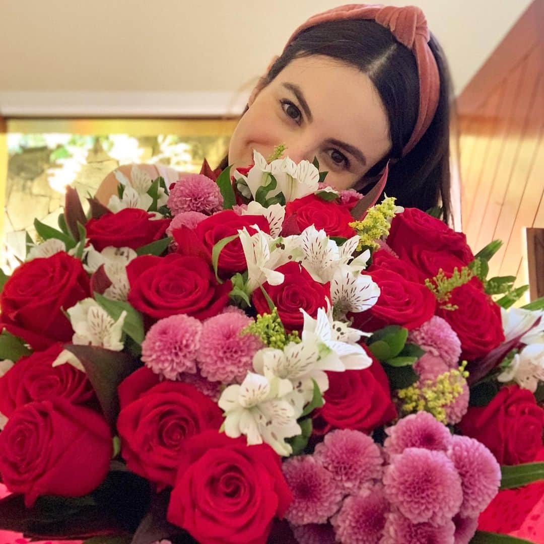 ステファニー・ブリットのインスタグラム：「❤️ De ontem e hj florindo a casa e meu coração! 🌹🌸」
