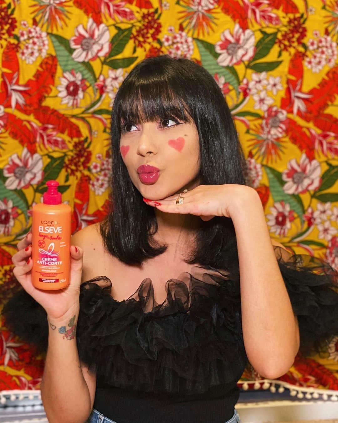 Gabriela Salesのインスタグラム：「Olha ela toda juninah passando pelo seu feed kkkk. Quel acompanhou os preparativos pra live nos meus stories?Com meu creme maravilhoso Anti-Corte de Elseve Longo dos sonhos, que contén óleo de rícino, queratina vegetal + vitaminas que são ingredientes maravilhosos pra cuidar do comprimento e selar as pontas fazendo com que a gente não precise cortar o cabelo quando as pontas ficam ressecadas, sabe? Sem falar do cheiro dele que é incrível! Vocês encontram dele nas @LojasAmericanas #CremeAntiCorte @carvalheira *publi」