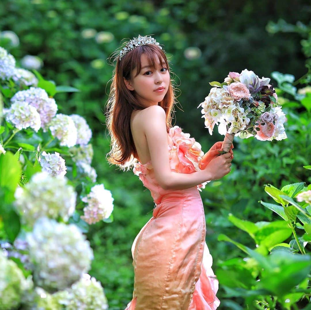 舘林佳史のインスタグラム：「✨紫陽花の森✨﻿ ﻿ モデルさんは名古屋からご依頼頂きましたさおりさん﻿ 伊豆の河津桜に引き続き第二弾❣️﻿ 紫陽花撮影楽しかったです☺️💕﻿ ﻿ @wojiao_saori ﻿ ﻿ 抜群に絵になりました🥰🌸﻿ ﻿ AilinQで個撮依頼可能です🥰✨﻿ @ailinq_studio ﻿ ﻿ さおりさん撮影したい方はお問い合わせください💕﻿ ༚┈❁┈༚༝༝༚┈❁┈༚༝༝༚┈❁┈༚༝༝༚┈❁┈ ༚༝༝༚┈❁┈﻿ ﻿ 誰でも物語の主人公になれる﻿ ﻿ をキャッチコピーにドラマや映画﻿ 物語のワンシーンの様なDramaticStoryPhot﻿ と言う名前で活動作品作りをしています。﻿ ﻿ 大好評のドラマティックフォトのご依頼は﻿ このクオリティーで30000円〜(ほぼ諸経費)﻿ で受け賜わっています)^o^( ﻿ ﻿ 素敵な作品を一緒に作りたい！﻿ コラボレーションしたい 美容師・メイクアップアーティストさん ・服飾デザイナーさんクリエイターさんも随時募集中です✨﻿ ﻿ お姫様になりたい👸物語の主人公になってみませんか^ ^⁉︎﻿ ﻿ たった一枚の写真で人生が変わる‼️﻿ ﻿ ✨作品作り体験モデルに興味がある方 ドラマティックフォト依頼 撮影依頼 体験モデル募集①お名前②地域③年齢④身長⑤LINE ID⑥応募理由やお問い合わせ内容⑦最近の髪型スタイルの分かる写真をDM下さい✨📩﻿ ﻿ モデル宣材撮影 コンポジ Book作り プロフィール撮影 ブライダルフォト記念撮影 衣装レンタル 成人式 着物 ドレスロケーションフォト スチール サロンモデル撮影 写真集等撮影のご依頼何でもお気軽にお問い合わせDM下さい✨📩 ﻿ ﻿ ༚┈❁┈༚༝༝༚┈❁┈༚༝༝༚┈❁┈༚༝༝༚┈❁┈ ༚༝༝༚┈❁┈﻿ 【掲載モデル個撮紹介】﻿ 掲載モデルを撮ってみたいと思った事はありませんか^ ^⁉️﻿ ﻿ 掲載モデルさんをAilinQにてご紹介出来るようになりました❣️﻿ ﻿ 個撮紹介﻿ @AilinQ﻿ ﻿ ✅ポートレート撮影をやってみたいけどモデルモデルが見つからない。﻿ ✅モデルと一対一でポートレート撮影したい。﻿ ✅撮影会だと撮りたい構図の写真が撮れない。﻿ ✅モデル2人でツイン撮影したい。﻿ ✅友達のカメラマンと一緒にモデルを撮りたい。﻿ ✅モデルとメイクさんを呼んで作品作りをしたい。﻿ ✅スタジオで個撮したい。﻿ ✅海や山で撮影したい。﻿ ✅水着撮影したい。﻿ ✅仕事帰りに撮影したい。﻿ ✅夜景やネオンで撮りたい。﻿ ✅フォトコンにチャレンジしたい。﻿ ✅美容院スタイリストの作品作りコンテストモデル探しや撮影をしたい。カメラマンも探している。﻿ ✅プロのフォトグラファーを 目指している。﻿ ✅プロのカメラマンと同行してもらって勉強したい。﻿ ✅自分の都合の良い日や時間に合わせて撮影がしたい。﻿ ﻿ ༚┈❁┈༚༝༝༚┈❁┈༚༝༝༚┈❁┈༚༝༝༚┈❁┈ ༚༝༝༚┈❁┈﻿ ﻿ 【掲載モデルの個人撮影依頼】﻿ ﻿ お問い合わせは以下の内容を記入しDM 📩﻿ 又はLINE下さい ID510661(舘林佳史)﻿ ﻿ お取り次ぎ致します❣️﻿ ﻿ 件名《個撮モデルお問い合わせ》﻿ ⚫︎氏名:﻿ ⚫︎年齢:﻿ ⚫︎連絡先:﻿ ⚫︎メールアドレス:﻿ ⚫︎カメラ歴: 年﻿ ⚫︎希望モデル名:﻿ ⚫︎希望日:﻿ ⚫︎希望時間:﻿ ⚫︎希望集合場所:  駅や施設名﻿ ⚫︎希望撮影地: 湘南  鎌倉 横浜 ○○公園 等﻿ ⚫︎移動手段: 徒歩  車﻿ ⚫︎希望衣装: ドレス・ロングスカート・ミニスカート・ワンピース・普段着・カジュアル・ショーパン・お任せ・着物・その他﻿ ⚫︎衣装(モデルさんに持って来て欲しい・自分で用意したい)﻿ ﻿ ﻿ ༚┈❁┈༚༝༝༚┈❁┈༚༝༝༚┈❁┈༚༝༝༚┈❁┈ ༚༝༝༚┈❁┈ ◆撮影料金﻿ ﻿ 基本撮影時間:3時間(休憩時間移動込み)﻿ 15000円﻿ ⚫︎延長:1時間ごとに5000円﻿ ﻿ ༚┈❁┈༚༝༝༚┈❁┈༚༝༝༚┈❁┈༚༝༝༚┈❁┈ ༚༝༝༚┈❁┈ . ．﻿ #静岡﻿ #紫陽花 #白藤の滝 #紫陽花の季節 #観光#プリンセス#ドラマティックストーリーフォト#インスタ映え#作品作り #撮影依頼#シューティング#撮影依頼募集中 #ファインダー越しの私の世界 #写真を撮るのが好きな人と繋がりたい  #ストロビスト#ポートレート#ポートレートモデル#モデル募集#被写体#ロケーションフォト#カメラマン#フォトグラファー##excellent_portraits #photographer#ig_bless_women#東京カメラ」