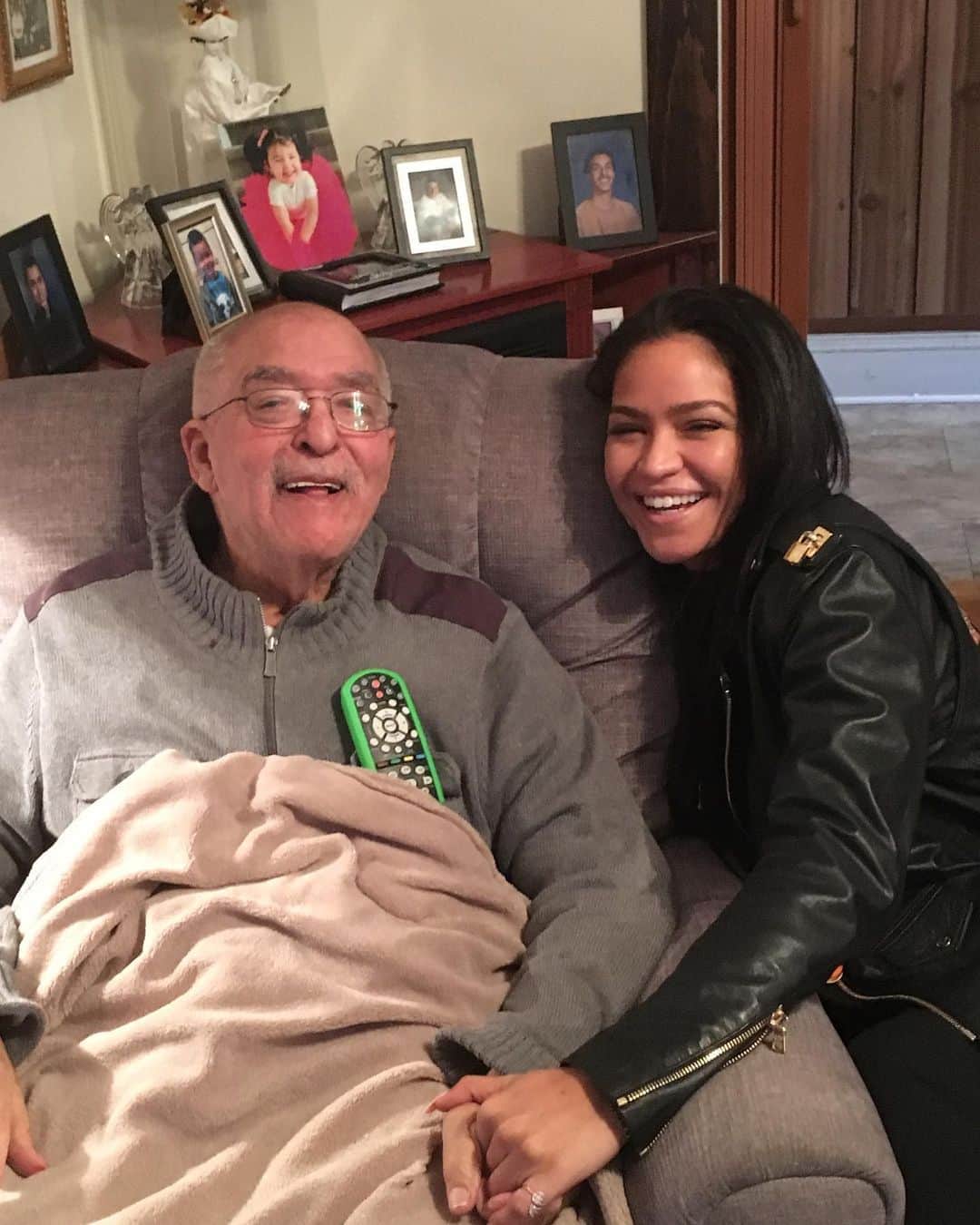 cassieのインスタグラム：「I wish I could hug you. I miss and love you, Pop. I pray that you can feel my heart. Sending all of my love to Nana and my entire family. I wish I could be with you guys right now. I love you 💔♥️」