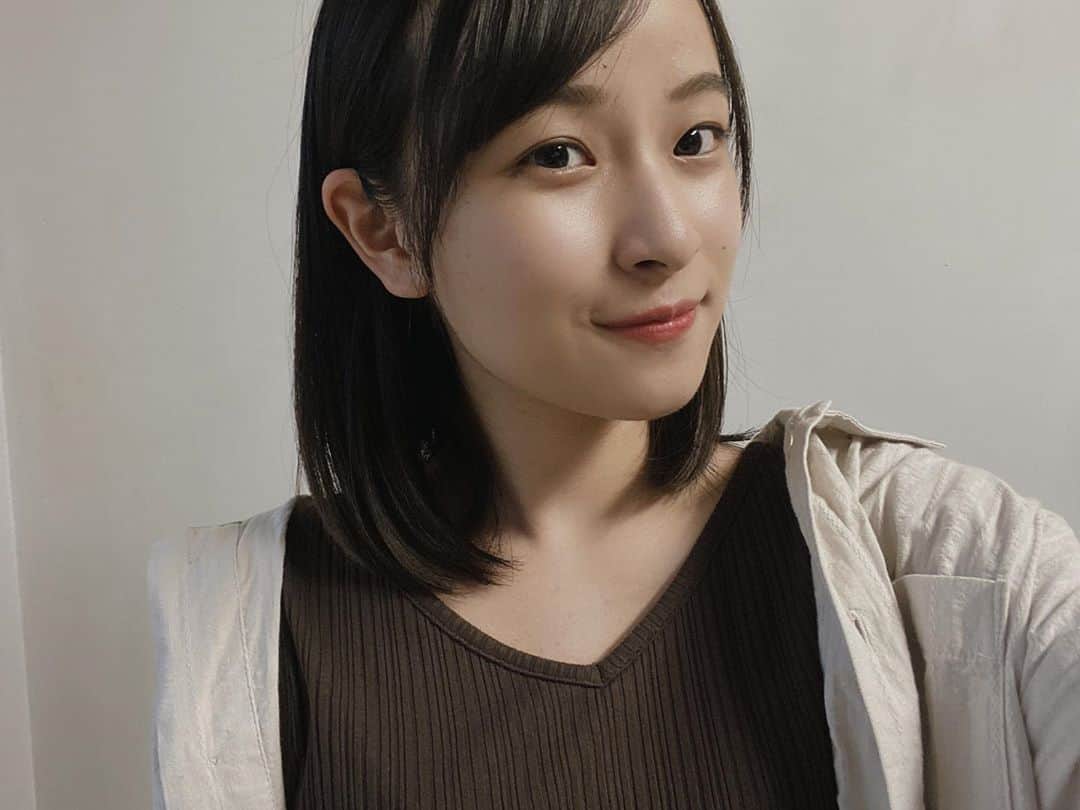 のインスタグラム：「おはようございます☀︎ ・ 今までＶネックにどこか苦手意識を持ってて あまり着てこなかったんだけど 今年の夏は挑戦しようと思います🌻 ・ 大人っぽい女性目指すぞー（＾ν＾） ・ ・ #vネック#トップス #ブラウン #ブラウンコーデ #ベージュコーデ #夏 #自撮り #フォロー #フォローミー #vneck #tops #blown #cordinate #summer #summerfashion #selfies #snow  #follow #followｍe #instapic #instafashion #instagood #instalike #instagram  #女優 #actress #上大迫祐希 #kamioosakoyuuki」