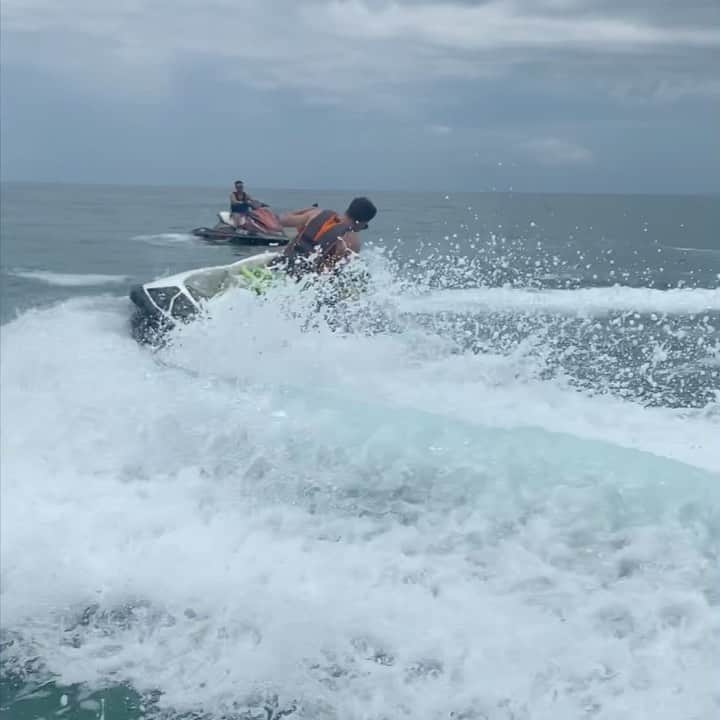 ジェイク・イラーディのインスタグラム：「Surf! 💦💦💦 • • •  @rockstarenergy #rockstarenergy」