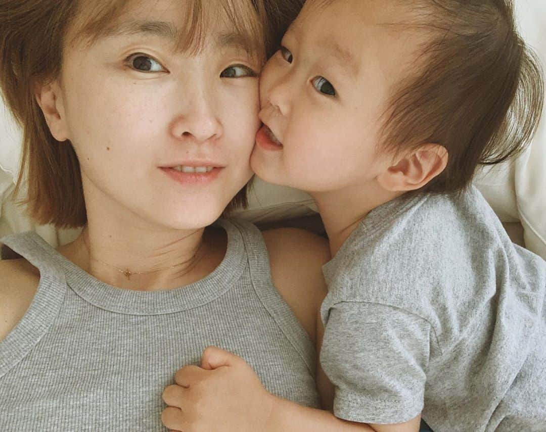 花盛友里のインスタグラム：「最近「ちゅっ」って言いながらほっぺたにめちゃくちゃ優しいチューしてくれるカメ吉。 かんわいいいいいい。」