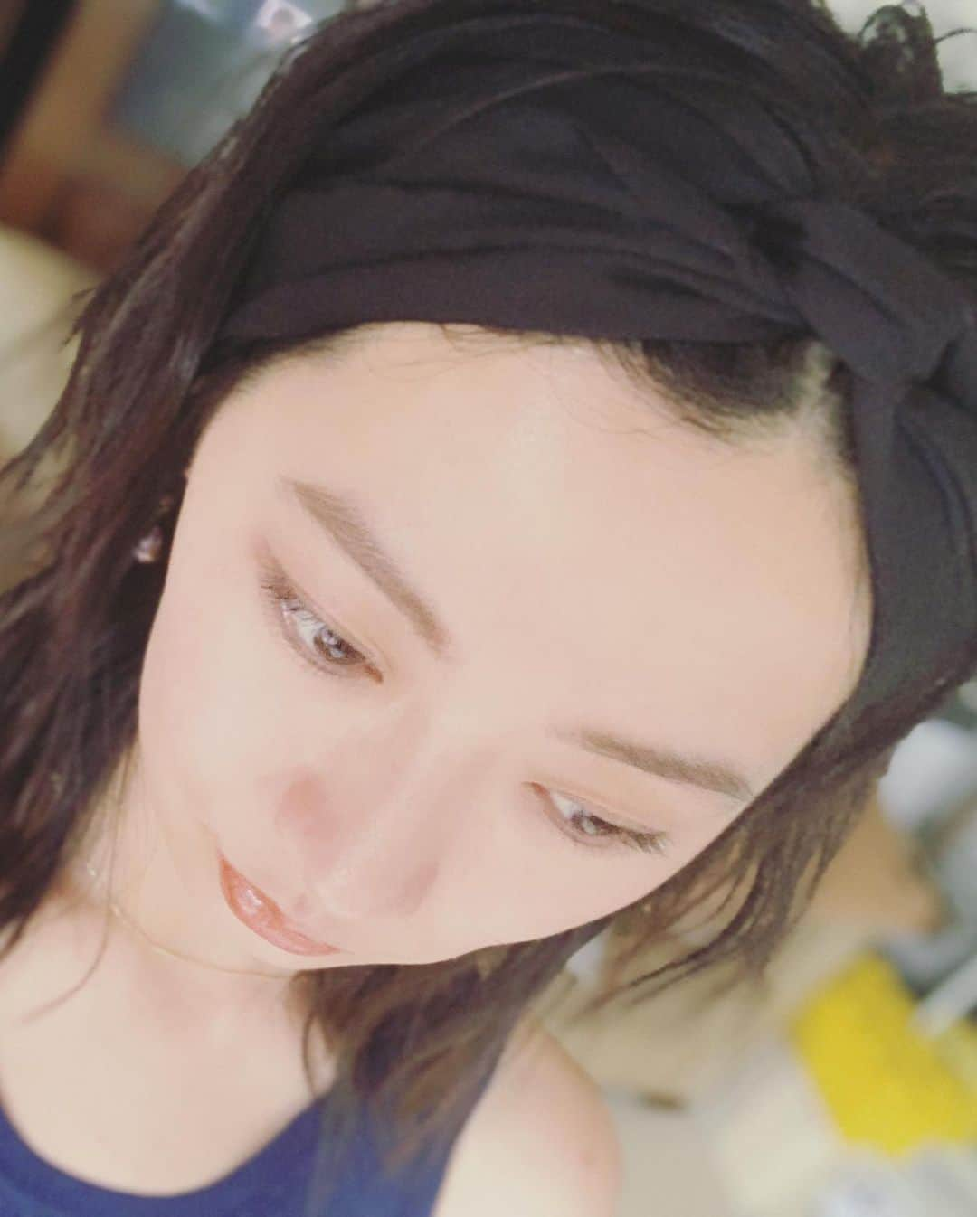 多嶋沙弥さんのインスタグラム写真 - (多嶋沙弥Instagram)「ヘアアレンジ…と言えたものではありませんが、 時々 @lamaisondelyllis のターバンで気分転換をします❤️ . ラフにひとつにまとめるかこのくらいのシンプルなスタイルが好きなので洋服もヘアアクセサリーも専らモノトーンを選びがちですが、 ターバンは柄物でも面積が少なくて派手にならないので大好きなアニマル柄やビビッドなアイテムも時々取り入れています🥰 . 写真でつけているのはサテンでできていて、 肉眼で見たときの艶や微かな透け感がとても綺麗ですよ💓 . 今日もゆっくり行きましょう😘 #ママモデル#男の子ママ#lamaisondelyllis#ヘアアクセサリー#シンプル好き」6月14日 8時34分 - saya_tajima