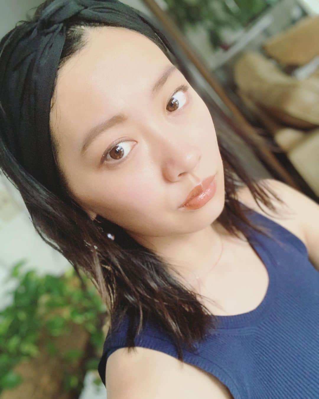 多嶋沙弥さんのインスタグラム写真 - (多嶋沙弥Instagram)「ヘアアレンジ…と言えたものではありませんが、 時々 @lamaisondelyllis のターバンで気分転換をします❤️ . ラフにひとつにまとめるかこのくらいのシンプルなスタイルが好きなので洋服もヘアアクセサリーも専らモノトーンを選びがちですが、 ターバンは柄物でも面積が少なくて派手にならないので大好きなアニマル柄やビビッドなアイテムも時々取り入れています🥰 . 写真でつけているのはサテンでできていて、 肉眼で見たときの艶や微かな透け感がとても綺麗ですよ💓 . 今日もゆっくり行きましょう😘 #ママモデル#男の子ママ#lamaisondelyllis#ヘアアクセサリー#シンプル好き」6月14日 8時34分 - saya_tajima