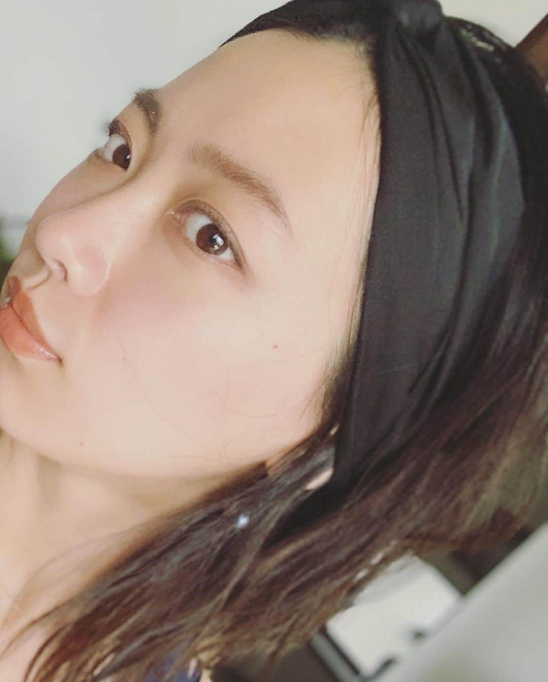 多嶋沙弥さんのインスタグラム写真 - (多嶋沙弥Instagram)「ヘアアレンジ…と言えたものではありませんが、 時々 @lamaisondelyllis のターバンで気分転換をします❤️ . ラフにひとつにまとめるかこのくらいのシンプルなスタイルが好きなので洋服もヘアアクセサリーも専らモノトーンを選びがちですが、 ターバンは柄物でも面積が少なくて派手にならないので大好きなアニマル柄やビビッドなアイテムも時々取り入れています🥰 . 写真でつけているのはサテンでできていて、 肉眼で見たときの艶や微かな透け感がとても綺麗ですよ💓 . 今日もゆっくり行きましょう😘 #ママモデル#男の子ママ#lamaisondelyllis#ヘアアクセサリー#シンプル好き」6月14日 8時34分 - saya_tajima