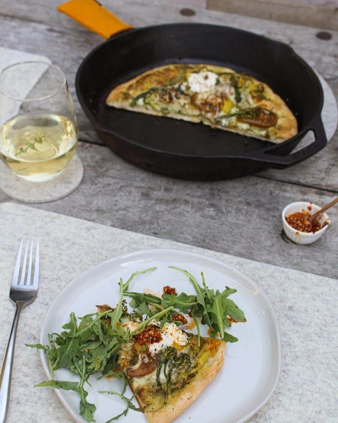 グラフ&ランツのインスタグラム：「@lyke_minded took over our story today to show you all how to make this to-die-for veggie pesto pizza. It pairs perfectly with a summer breeze and a chilled glass of wine. #cheers」