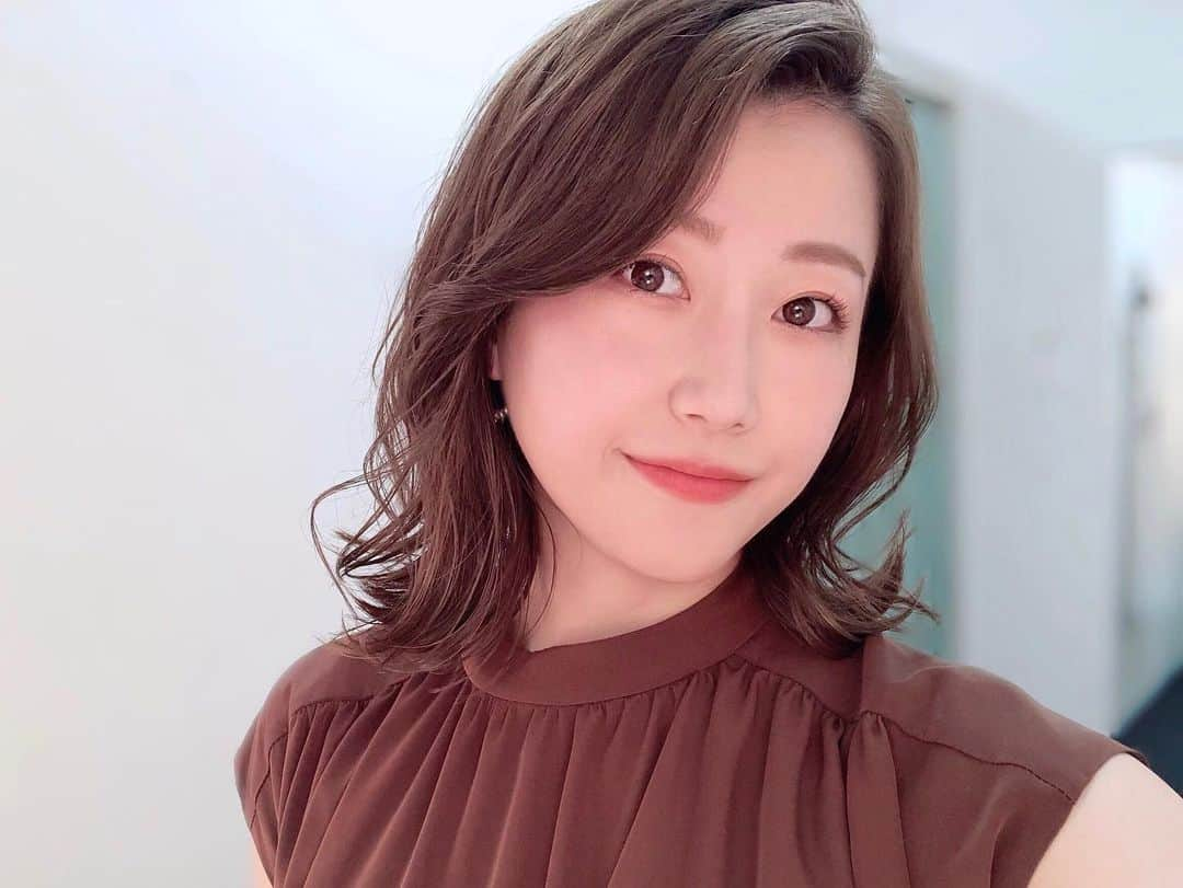 津田麻莉奈さんのインスタグラム写真 - (津田麻莉奈Instagram)「#おはよーちゃん 昨日のヘアメイク💄✨ 髪は外ハネにして、ゆるく全体を巻いてもらいました。 メイクはオレンジで統一🧡 celvokeの#インフィニトリーカラー をアイシャドウとチークに✨ ⁑ お仕事の方も、お休みの方も、いい日曜日になりますように。馬券頑張りましょう🥰🥰🥰 ⁑ ⁑ ⁑ ⁑ #おはよう #jravan #グリーンチャンネル #メイク #ヘアメイク #ツヤ肌 #ツヤ肌メイク #美容　 #競馬  #celvoke #makeup  #まりなる #津田麻莉奈」6月14日 9時13分 - tsudamarinal