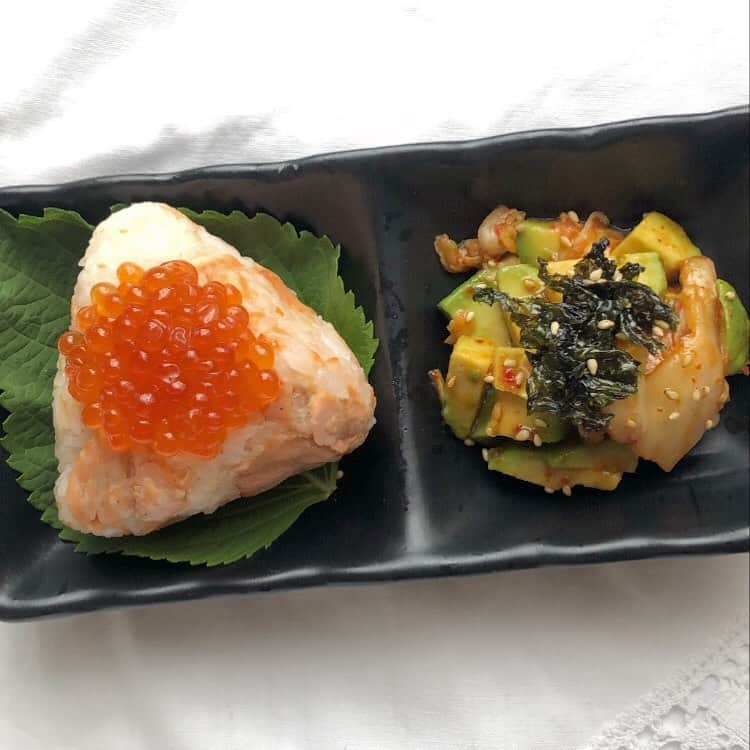 erinaさんのインスタグラム写真 - (erinaInstagram)「朝ごはん🍙 鮭のおにぎりがなんだかんだ1番美味しい気がする🙂 アボカドキムチは最近ハマってるやつ😋 ・ ・ ・ #おにぎり#おにぎりプレート#鮭いくら#アボカドキムチ#おうちごはん#朝ごはん#朝食#簡単ごはん#手料理#おうちごはんlover#豊かな食卓#料理苦手#日々の暮らし」6月14日 9時22分 - enappi_148