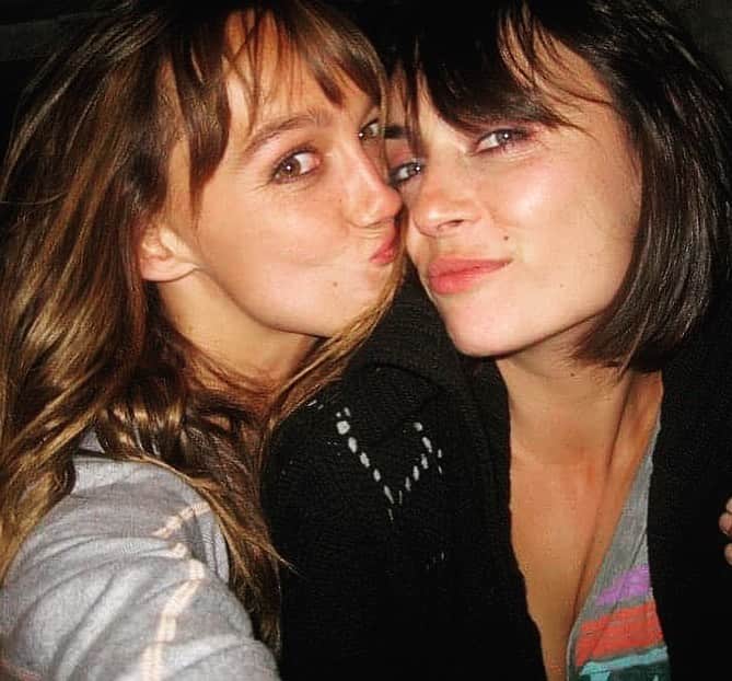 シャーニ・ヴィンソンのインスタグラム：「Happy 40th Birthday to the sexiest Minx on the planet, Miss @wendysglenn 🎂 🎈 🎉 🍸  It’s funny how when we get older we look back on life and reflect on what were the ‘good old days’. Well as it turns out, the time we spent living together in LA hold the best memories and happiest moments of my life. You were the best thing that ever happened to me and made living more fun and exciting! I love you and miss you endlessly woman!  #doubletrouble #mole #minx #bestfriends #roommates #costars #sisters #daysofourlives」