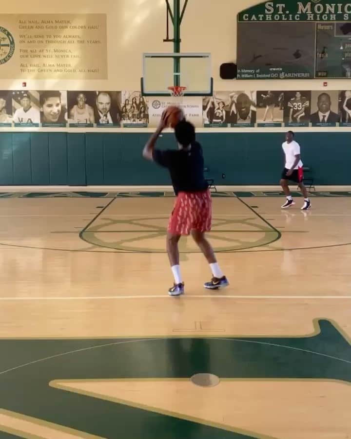 ニック・ヤングのインスタグラム：「SHOOTER SHOOT ..... Learning a thing or 2 or 3 from my man @lethalshooter  GETTING MY JUMPER RIGHT」
