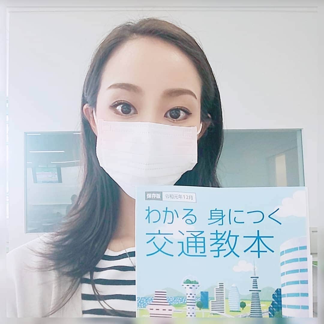 高橋あゆみのインスタグラム：「｡ おはようございます✨ 今日は早起きして免許の更新へ🔄 コロナの影響で更新を延長してたから やっと来れた💨  割り振られた部屋が一番乗り➰☝️ 定員90人の1人目➰☝️ 定員になるまで始まりません➰😱 ということで講習が始まるまで時間があったので📷️ . 朝、机に向かう、この雰囲気と状況に 学校のホームルーム思い出して ちょっと楽しくなりました(笑)  #goodmorning #早起き #免許更新 #学校 #ホームルーム #懐かしい」