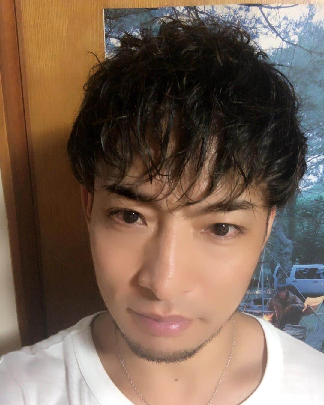 ジュンペイさんのインスタグラム写真 - (ジュンペイInstagram)「. イメチェン . 夏に向けてスッキリ . ホンマは前下がりマッシュにしたかった . でも、前髪短すぎて . 前下がれんかった . あ、三つ編みさんは見えてないだけで . 健在です . 三つ編みを切れる日は来るのだろうか . そんな日を夢見て今日も生きる🙋‍♂️ . . . す→わ→い→ぷ→→→ . #イメチェン #前下がりマッシュ #ツイストパーマ #スパイラルパーマ #ツイストスパイラル #パーマ男子 #髭男子」6月14日 9時45分 - kk_jayp