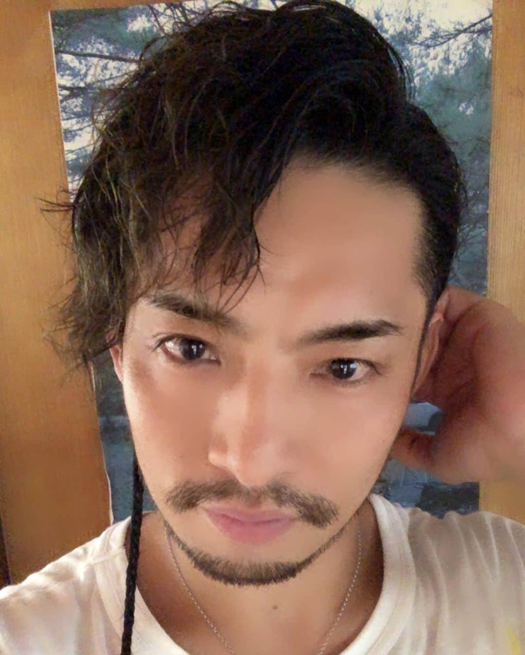 ジュンペイのインスタグラム：「. イメチェン . 夏に向けてスッキリ . ホンマは前下がりマッシュにしたかった . でも、前髪短すぎて . 前下がれんかった . あ、三つ編みさんは見えてないだけで . 健在です . 三つ編みを切れる日は来るのだろうか . そんな日を夢見て今日も生きる🙋‍♂️ . . . す→わ→い→ぷ→→→ . #イメチェン #前下がりマッシュ #ツイストパーマ #スパイラルパーマ #ツイストスパイラル #パーマ男子 #髭男子」