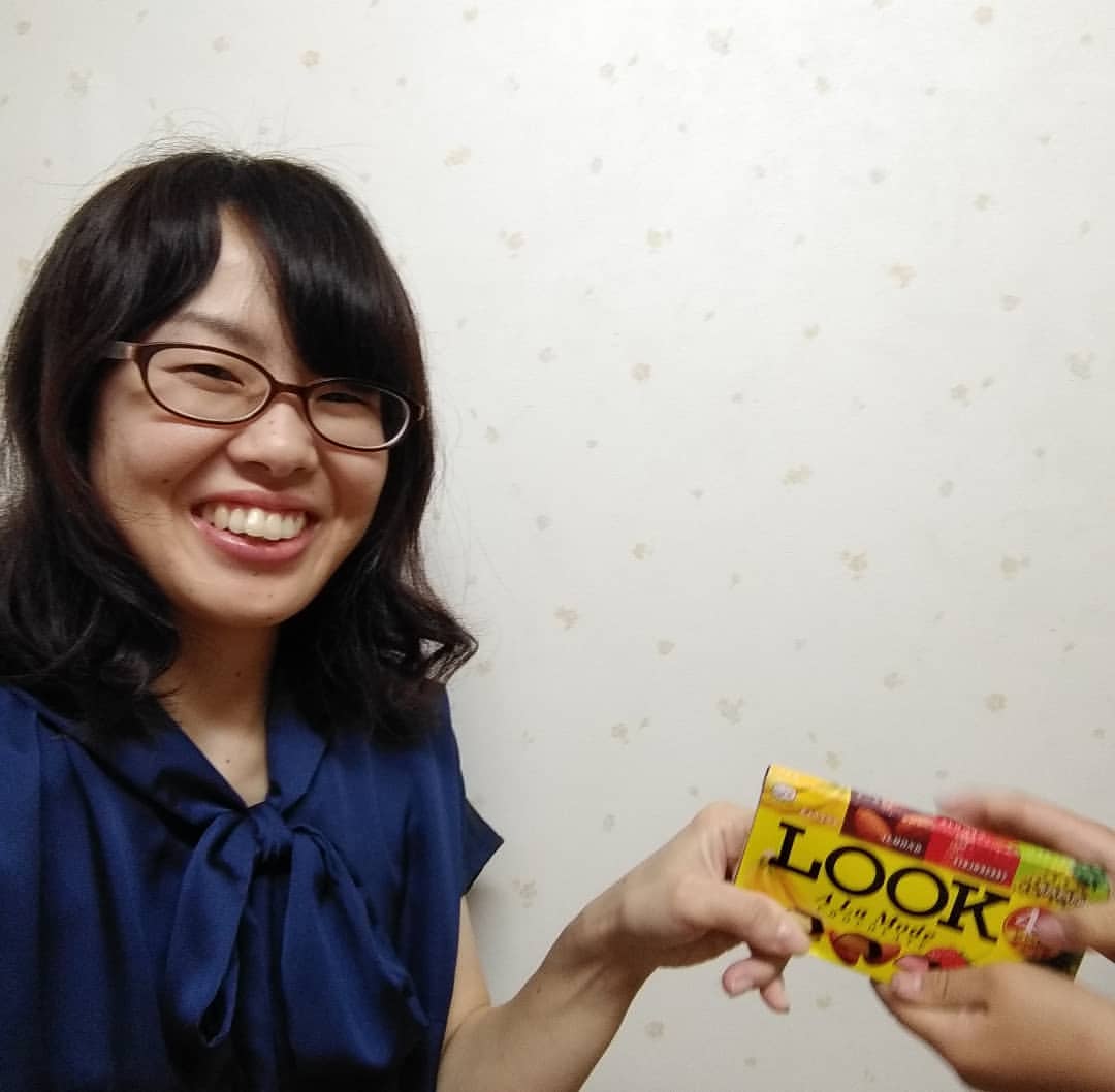 のインスタグラム：「不二家さまからLOOK（A La Mode）、LOOK（金フルーツ）、LOOK４をいただきました✨ ありがとうございました😄  チョコレートはおやつの時間はもちろんですが、対局や仕事の合間にも一粒で癒されます🎶 早速息子らとチョコレートの取り合いです(笑) （貞升）  #不二家 #LOOK #チョコレート」