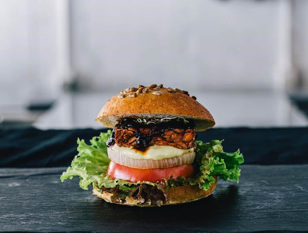 ORGANIC TABLE BY LAPAZのインスタグラム：「PLANTS BURGER "TERIYAKI TEMPE BURGER-TERIYAKI MAYONNAISE SAUCE-  こんにちはLAPAZです！ 今日ご紹介するメニューは 「テリヤキテンペバーガー」  植物で出来たハンバーガー。 私たちが作るPLANTS BURGERは、植物の持つ力を最大限に活かし、ジューシーな食感、深みのある味、普段お肉を食べる方にも満足していただける喜びを感じられるバーガー。ぜひ、至福の時間をお楽しみください。  テリヤキテンペバーガーのテンペは、LAPAZでは作れないため、テンペを求めて熊本に行き出会いました。 熊本県菊池市の自然豊かな環境で育てられたオーガニック大豆"フクユタカ"を使用して、 水が綺麗な菊池市の山のてっぺんにお住まいのご夫婦にとっても美味しいテンペを作っていただいています。 特別なテンペを自家製の手ごねパンとともに愛情と美味しさが詰まったハンバーガーをお楽しみ下さい！  営業時間 WED-SUN 11:00〜OPEN 18:00 FOOD LAST ORDER 19:00 CLOSE ＊全て手作りの料理のため、料理はなくなり次第終了となります。予め、ご了承下さいませ。  梅雨に入り、雨も降る日が増えてきましたね！ ご来店の際は、足元に気をつけて御来店下さいませ。 本日も素敵な週末をお過ごしくださいね！  HAVE A NICE DAY!  photo by @a28photo  #organictablebylapaz  #teriyakitempehburger  #teriyakitempe #tempe #soyfood #soylovelista  #plantsburger  #veganburger  #plantbased  #vegantokyo #tokyovegan #homemade #qvevri #Georgiawine #vinnature  #craftbeer  #organiccoffee  #ORGANICFOOD」