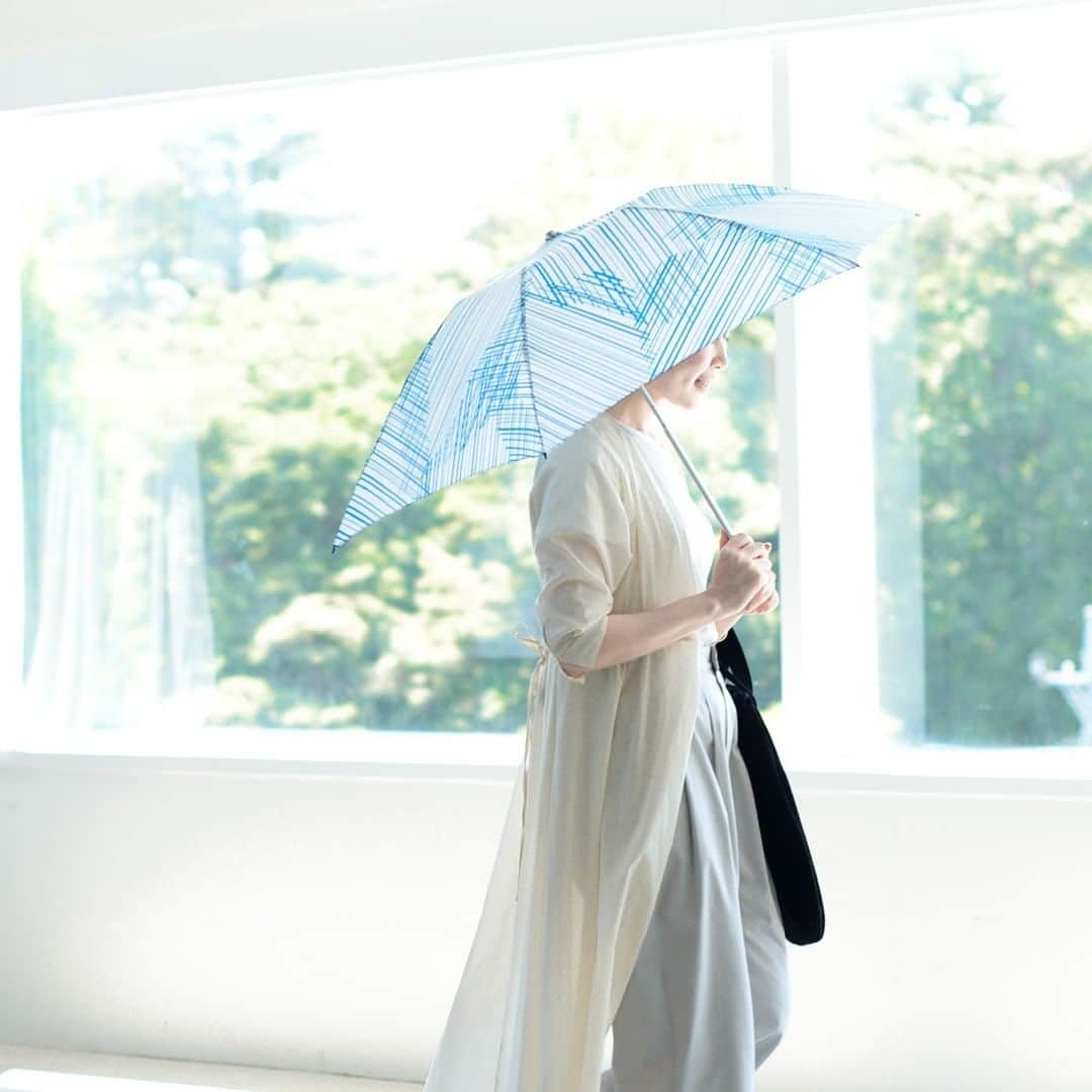 北欧、暮らしの道具店さんのインスタグラム写真 - (北欧、暮らしの道具店Instagram)「雨の日も気持ち明るく過ごせるように！ 理想をつめこんだオリジナルの折りたたみ傘をつくりました。 . - - - - - - - - - - - - ちょっと憂鬱になりがちな雨の日こそ、 気持ちが明るくなるような 素敵な柄の傘を持ちたくなりますよね。  でも傘の色や柄によって、 その日のコーディネートが 左右されるのは大変。  そこでいつもの格好にもぴったりくる 「大人も持てる柄もの」を デザイナー・サトウアサミさんに デザインしていただきました。  さらに折りたたみ傘のモヤモヤポイントも 解消できるよう、機能にもこだわりたっぷり！ ・そのままバサッと入れられる、トート型の傘袋 ・たたむと濡れた面が内側にきて、手が濡れにくい骨組み ・雨も日差しもカバーしてくれる幅広サイズ  これがあれば急な雨降りや強い日差しも 恐がらず歩けますね♪ 梅雨シーズンにも頼もしいアイテムです。 . - - - - - - - - - - - - 折りたたみ傘 / 晴雨兼用 / サトウアサミ×KURASHI&Trips PUBLISHING . ▶︎お買いものはプロフィールのリンクからどうぞ→@hokuoh_kurashi ・ #KURASHIandTripsPUBLISHING#KURASHIandTrips#サトウアサミ さん#傘#折りたたみ傘#梅雨#雨ファッション#シンプル#シンプルライフ#シンプルデザイン#暮らしを楽しむ#日々の暮らし#北欧#暮らし#北欧暮らしの道具店」6月14日 10時01分 - hokuoh_kurashi