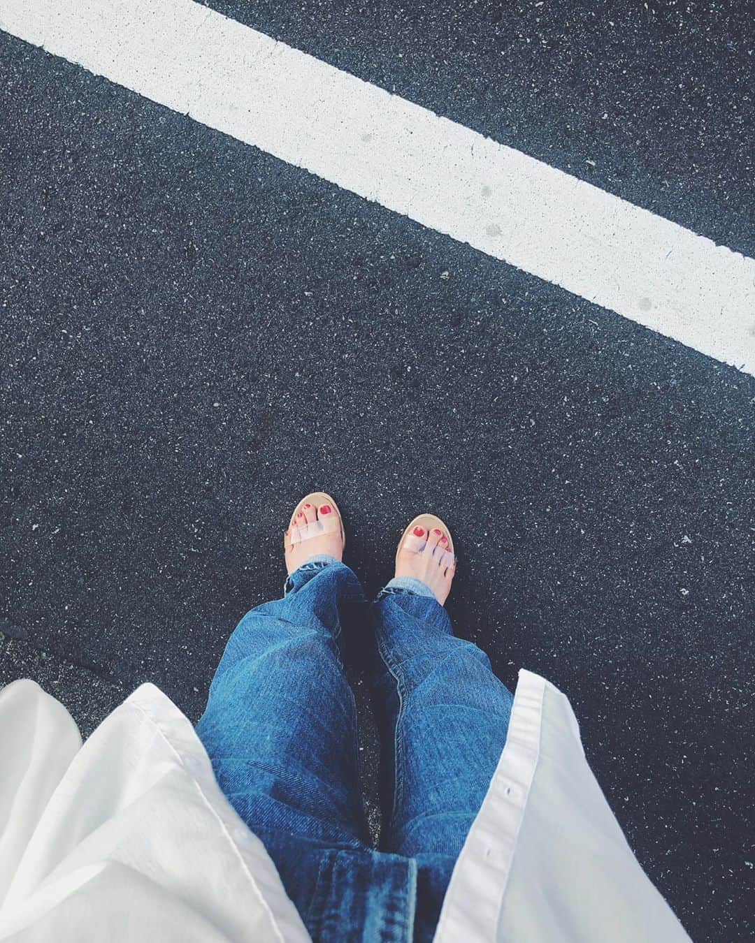 佐藤史果のインスタグラム：「🤍🌑🧊🥚🖲 tops👕 @gu_for_all_ @gu_global  bottoms👖 @levis.vintage.clothing @lise_____________  clear sandal👡　@lilpolgy1993  #white #road #clearsandal  #vintage #levis501」