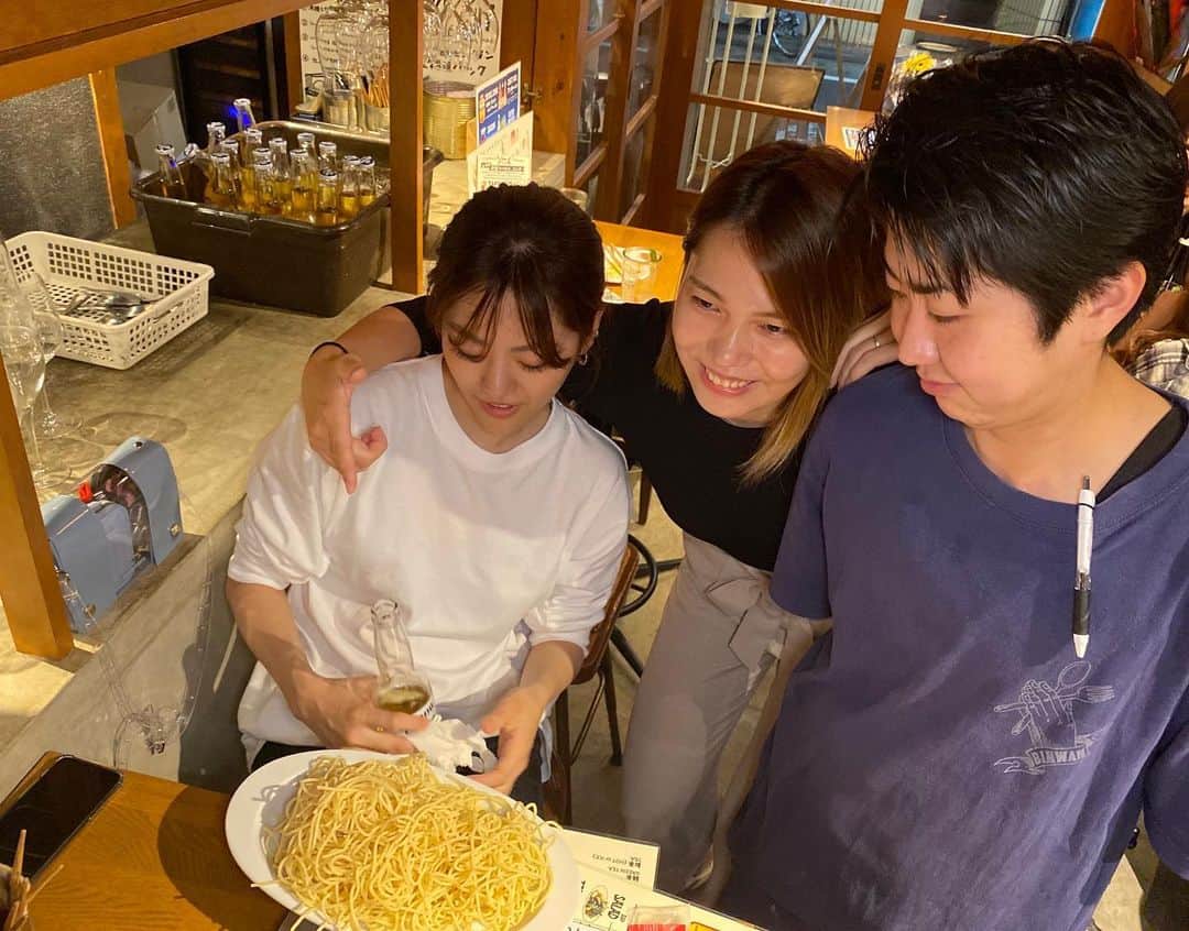 のインスタグラム：「㊗️4周年 @binwan_2nd ・ パスタ掴み取り🍝 444gピタリしたら、 ¥4,444引き。  出たっっ‼️ ピタリ賞っ🙌🏻笑 ・ ・ やよちゃんも447gで、 ニアピン賞🙌🏻すごいっ。笑 ・ ・ ビンワンさん、おめでとう。 みんなが笑顔になるって素敵やね👏🏻😊 ・ #おめでとう #祝」