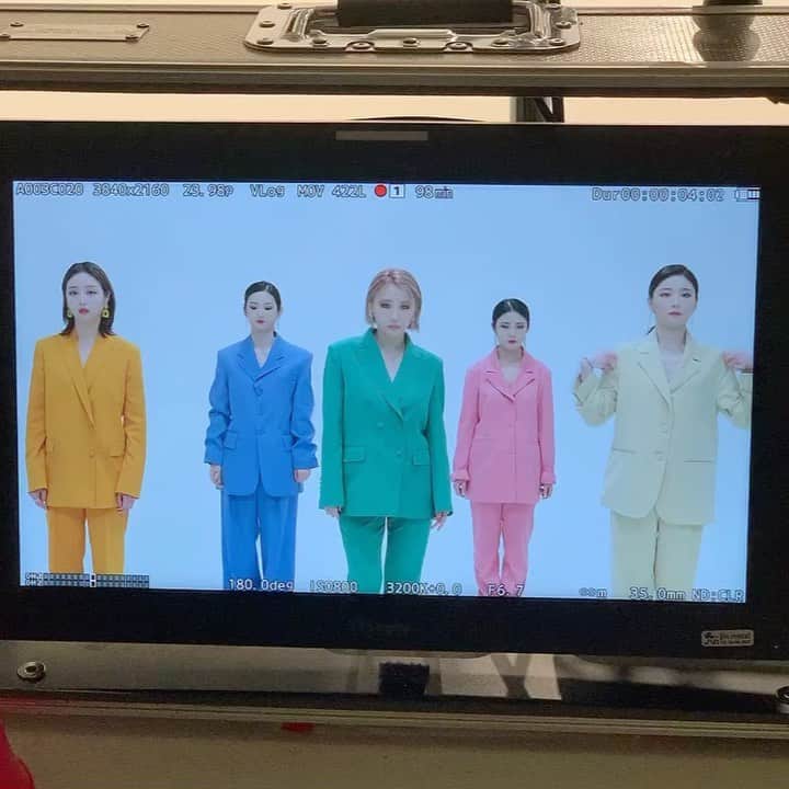 ジェアのインスタグラム：「나 배윤정언니한테 칭찬받았다구!!💪🏻😎 (어우~ 좋다 ! 들리지?! ) #Greedyy  @hotchicksbyj」