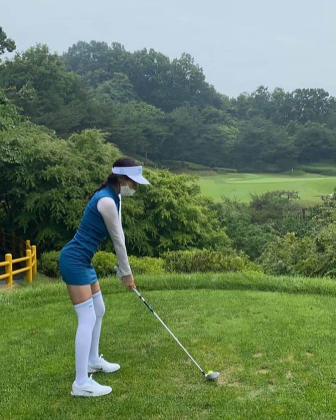 カン・イェウォンのインスタグラム：「비도 사부작☔️ 선선  굿⛳️ 초보생😅」