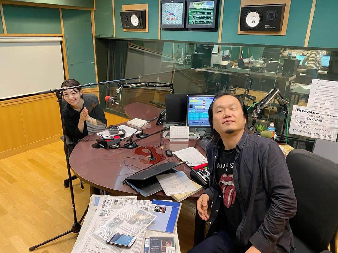 八木早希さんのインスタグラム写真 - (八木早希Instagram)「アクリル板越しの📻 今読んでいる本の話題で、 たまたま同じ著者の本を持ち寄ったのには驚きました^^ 加美さん、やっぱり気が合う🙃 次回は、7月18日出演予定です😉 #fmcocolo#ブレイディみかこ#加美幸伸#八木早希」6月14日 10時44分 - sakiyagi