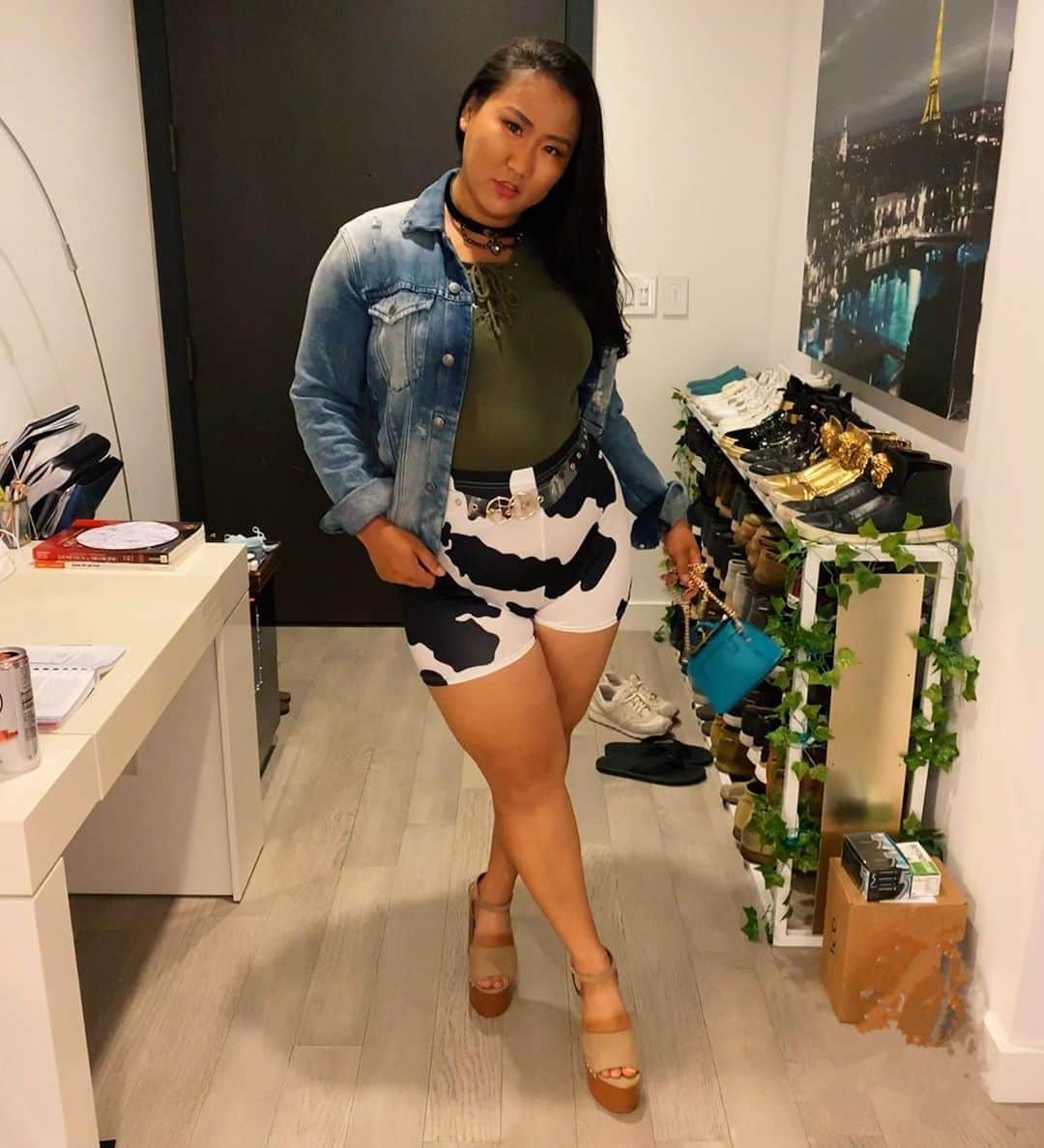 藤井美穂のインスタグラム：「Bitch I’m a cow🐄 Bag @strathberry  Shorts @sheinofficial  Coupon code: mihofujiQ2 (extra 15% off, valid until June 30th) Short links:  http://shein.top/ygvtqqm @sheincurve #SHEIN #sheingals」