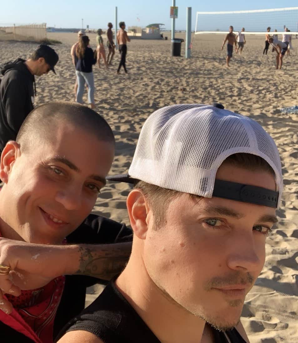 ジョッシュ・ヘンダーソンのインスタグラム：「Reunited and it feels so good ! Me and My brother @paint_pulse  celebrating @caseykeegan1 big 40 !! Beach day !!! Happy bday Casey !!」