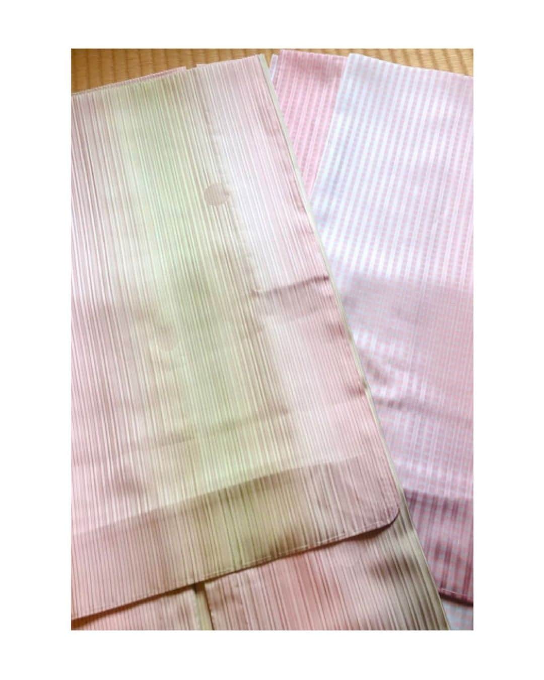 のインスタグラム：「梅雨入り前に届いた雨ゴート☔️ 和服用のレインコートです。 長吉呉服店さんで二着誂えました。 何故二着かと言いますと東京と京都それぞれで着ますので、それぞれの土地をイメージして反物をご用意していただきました。 (この土地はこれを選ばなくてはいけないという事ではなく、私の中でイメージ分けをしています。) 左が京都用で右が東京用です。 どちらもベースにピンク色がはいっているのですが、お柄の雰囲気が違います。 お陰様で雨の日のお出掛けも楽しみです。 #お着物 や #歌舞伎 など #日本の伝統 が長く守られ受け継がれますように。 #kimono #kimonocordinate #japanesekimono #japanesetradition #beautifultradition #lovekimono  #instakimono  #お着物 #お着物コーディネイト #きものコーディネート #日本の伝統 #守るべきもの #きもの #きものレインコート #組み合わせが楽しい  #雨ゴート #雨コート #梅雨入り #梅雨対策 #梅雨コーデ #長吉呉服店 さん #☔️ #サスティナブルファッション  #亜紀の和装記録」