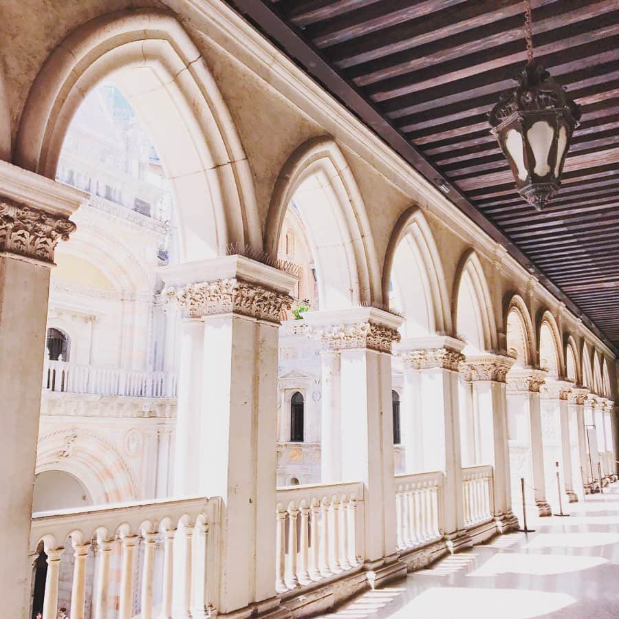 船越真衣のインスタグラム：「Venezia🇮🇹 #旅#旅行#海外#海外暮らし#海外旅行#イタリア#ベネチア#Europa#ヨーロッパ#Venezia#Italy #Traveler#travel#travelgram#art#japan#happy#tokyo#instalike#instagood#fun#smile#beautiful#beautifulview#lol#me#tbt#yolo#style#love」
