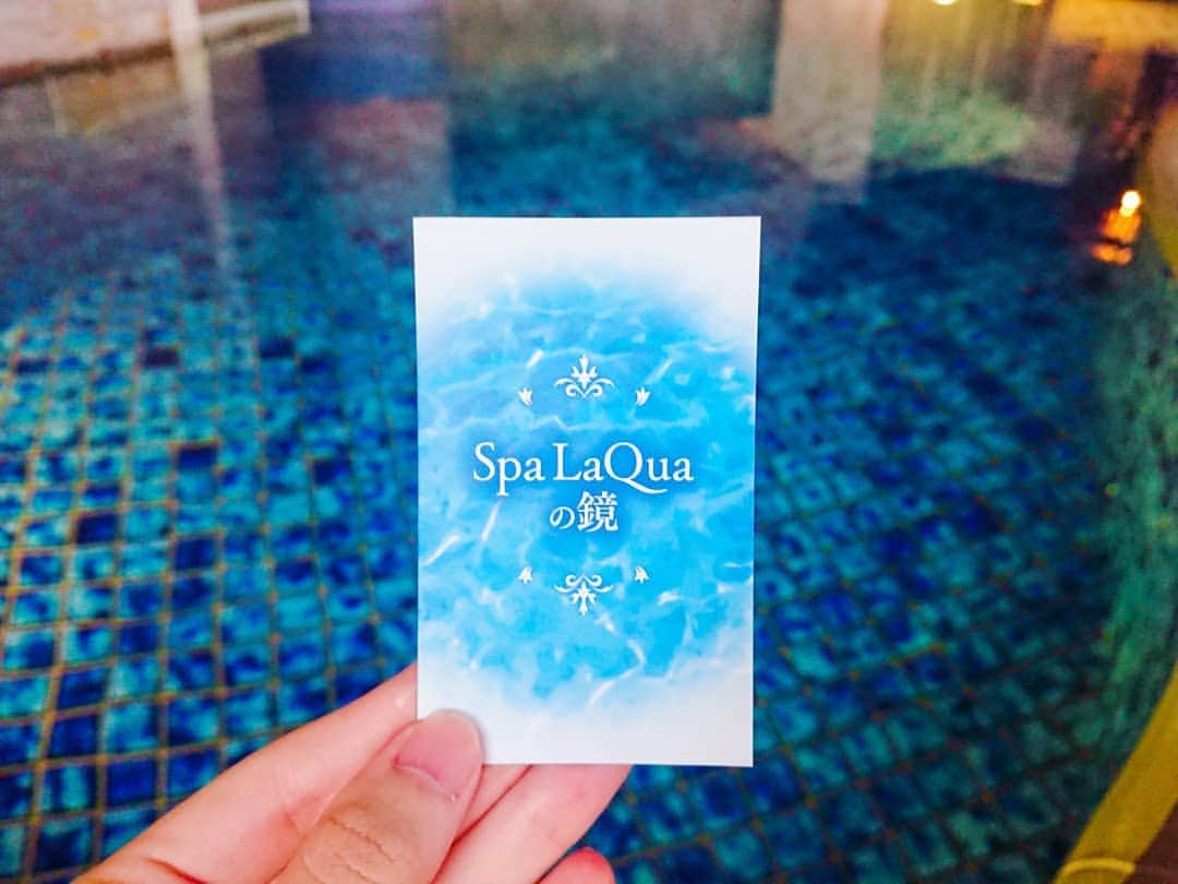 スパ ラクーア公式のインスタグラム：「. ／ スパ ラクーアのスタッフが持ち歩く 「鏡」のこと✨ ＼ . スパ館内で働く私たちスタッフ全員が、肌身離さず持ち歩いている小さな冊子があります。 冊子の名前は『スパ ラクーアの鏡』。改定しながら受け継いできた、私たちの指針です。 . 冒頭には“お客様にお約束すること”として、 【心とからだが潤う ぜいたくな時間】 という言葉を掲げています。 . 上質な癒しとくつろぎで、お客様に“からだ”だけでなく“心”にも潤いが満ちるようにキレイになっていただき、「また来たい」と思っていただけるような非日常空間をご提供します という誓いです🙏 お客様の「心地よいひととき」のために私たちがすべきことを考えるとき、いつもこの言葉に立ち返り、目指す先にもこの言葉があります。 . ほかにも、スタッフとして持つべき意識や姿勢、ご案内の際に気を付けたいこと、接客時の大事なポイントなど、大切なキーワードが『スパ ラクーアの鏡』には記されています。 . スパ ラクーアのスタッフとして、目指したい姿を映し出す『スパ ラクーアの鏡』。 新しい生活様式を鑑みて営業を再開しましたが、今後も引き続きこの鏡を磨きながら、「心とからだが潤う ぜいたくな時間」を皆さまにお届けしてまいります✨」