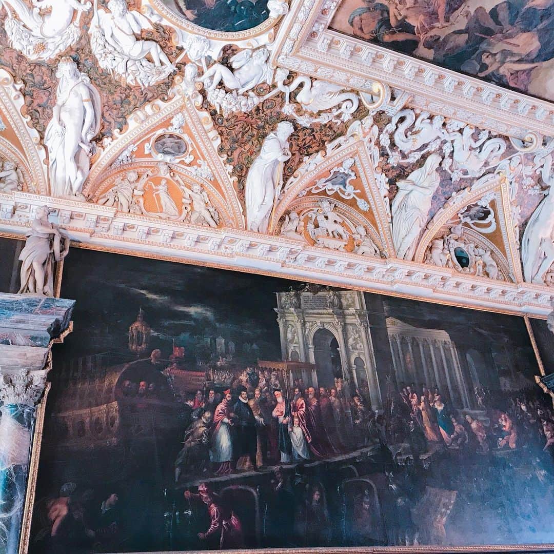 船越真衣のインスタグラム：「美術館が好きすぎて いろんな国の美術館巡りを していました🥰  #旅#旅行#海外#海外暮らし#海外旅行#イタリア#ベネチア#Europa#ヨーロッパ#Venezia#Italy #Traveler#travel#travelgram#art#japan#happy#tokyo#instalike#instagood#fun#smile#beautiful#beautifulview#lol#me#tbt#yolo#style#love」