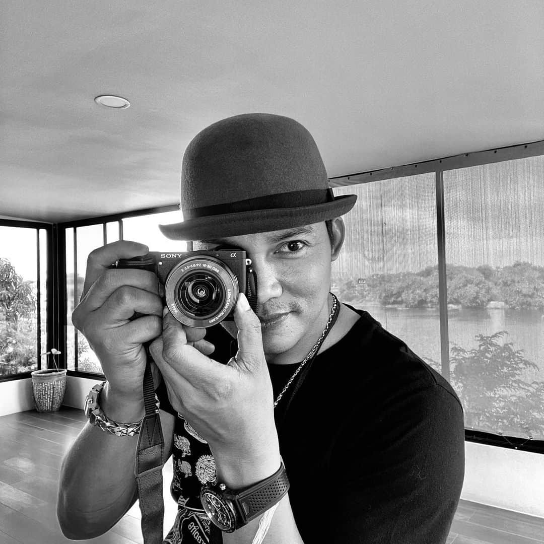 トニー・ジャーのインスタグラム：「Look through the lens 🎬🎥🐘🇹🇭」