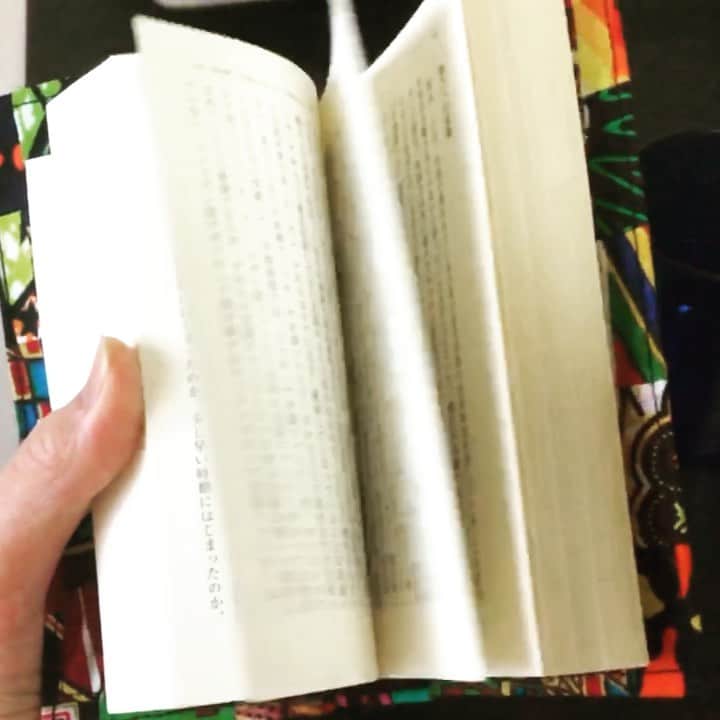 kwa MALOGOのインスタグラム：「【ぱらぱらぱら📚】 .  こちらは通常より倍以上細かいパッチワークを施した ”文庫本サイズパッチワークブックカバー”。 別注で製作させて頂きました😊 .  こんな速さで速読はさすがに無理！笑。 でもなぜか本を開きたくなってしまう…そんな気分アゲアゲのブックカバーです🌻 通常受注生産商品についてはウェブショップに掲載してありますのでぜひご確認下さい☝️😊 .  今日はアトリエOPENしています😊 .  #ブックカバー  #パッチワーク  #アフリカ布 #キテンゲ #アフリカンプリント  #読書タイム  #イロのある生活  #大阪 #吹田市 #千里山 #豊中市 #緑地公園  #アフリカ雑貨  #kwamalogo  #bookcover #africanprint #kitenge #africaninspired #colorfullife」