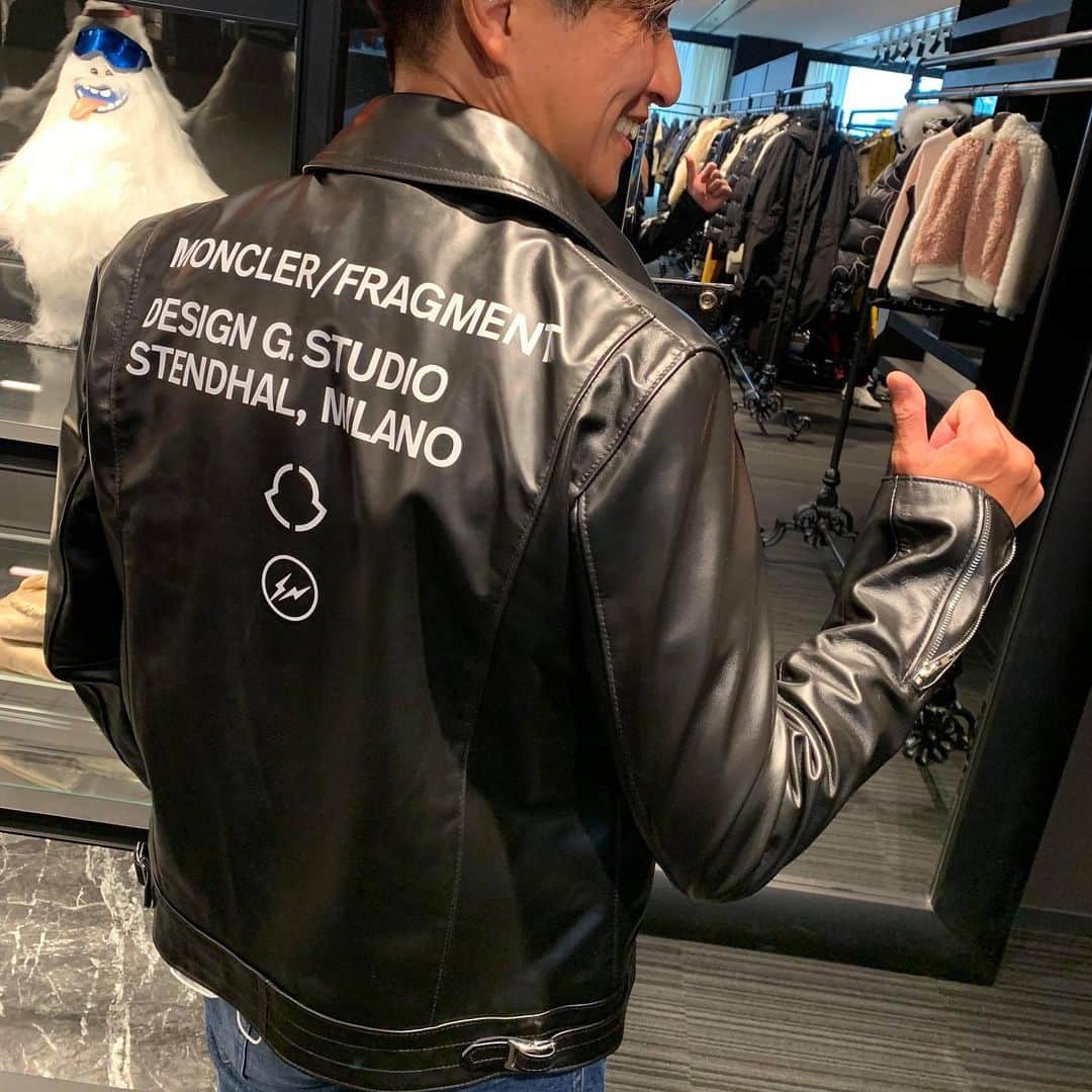 のインスタグラム：「可愛いてつと、可愛いモンクレールの展示会に。  秋冬、まずはフラグメントのライダーズを買うことにしました。 モンクレールの革モノは、半値級に安いんです。  格子のダウンも欲しいなあ……と 欲しいものだけを展示会で撮りました(笑)  てつは、メンクラ時代の可愛い部員です。  #モンクレール  #展示会  #フラグメント  #藤原ヒロシ  #satoruyanagisawa  #togacci  #hirokunitoga  #トガッチ  #トガブロ  #moncler  #fragment」