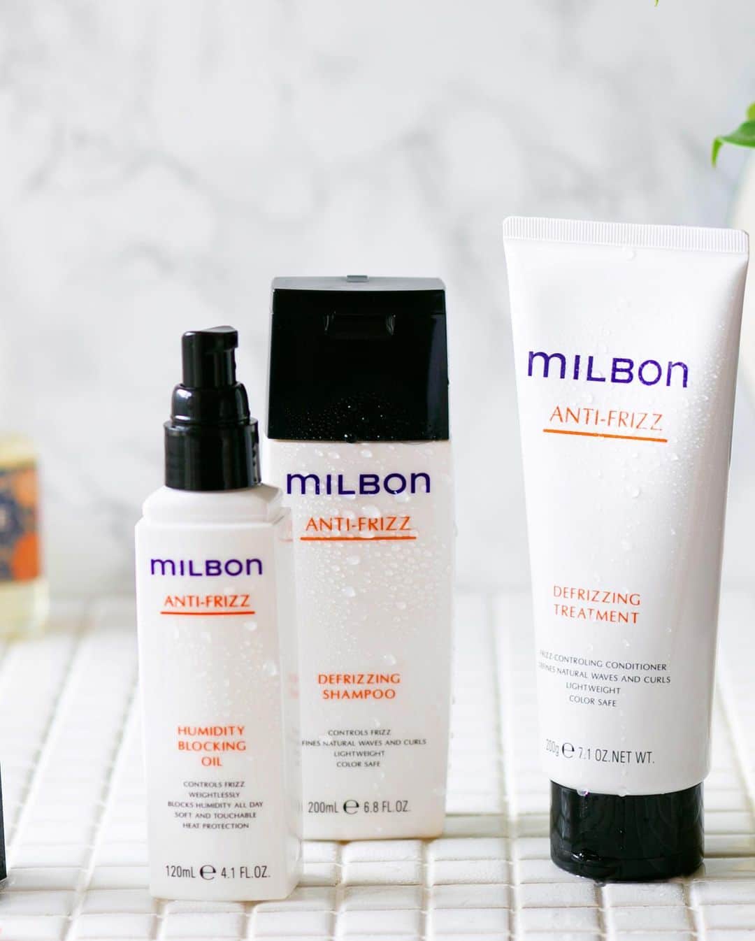 "milbon"（ミルボン）のインスタグラム：「【360° Beautiful Hair】 ＊ For people concerned with their frizzy and unruly hair, “ANTI-FRIZZ” series comes to the rescue. ＊ By providing and balancing hair’s moisture, the series will create hair that is not easily affected by humidity and temperature, making your hair easier to handle. ＊ The foam of collagen active ingredients will also make your hair feel soft. ＊ ＊ 湿気で髪が広がるのは憂鬱。 梅雨に入ると尚更…。 そんなときにはこのANTI-FRIZZシリーズ(アンチフリッズ)✨ ＊ ●こんな方にオススメ● クセ毛の方、日中のアホ毛が気になる方、 広がりやすい方、ストレートパーマをしている方、 細毛、エイジング毛にもオススメ  軽いのにおさまり続く独特の仕上がり。 重たくないのにおさまる秘密は… ＊ “milbon”ならではの水分コントロールテクノロジーにあります。 ＊ ●シャンプー・トリートメント● 水を抱えやすい「コラーゲン成分」で洗い、  ホホバオイルで湿気からバリアし、 おさまりに最適な水分量に整えます。 ＊ ●洗い流さないトリートメント● 湿気から髪を守り、指抜け軽やかにおさまる。 ＊ ＊ ◆“milbon”は美容室専売品です。 お取扱いサロンは、プロフィール欄にありますサロンロケーターにてご確認ください。 ＊ ＊ #milbon #globalmilbon #haircare #heat #simple #mode #monochrome #monotone #hairmake #frizz #antifrizz #shampoo #humidity #梅雨 #ミルボン #グローバルミルボン #シャンプー #トリートメント #アウトバストリートメント #洗い流さないトリートメント#ヘアケア #モノクロ #モノトーン #白黒 #おうち時間 #くせ毛  #シンプル #モード #爆発 #湿気対策」