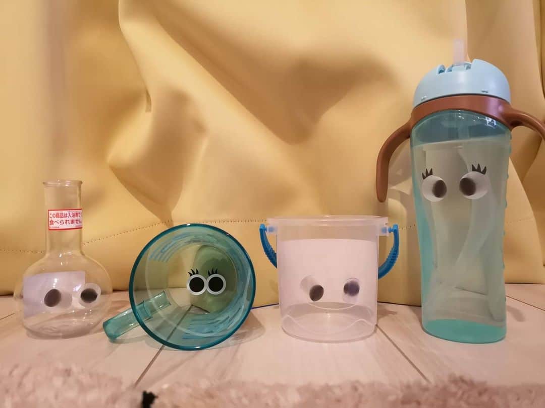 山上紗和 のインスタグラム：「気付いたらこう😂  吊るすタイプの虫除けについてたお目目のシール👀 余った分をテーブルに置いてたら、 息子が自分の物にどんどん目を貼って並べてました(笑)」