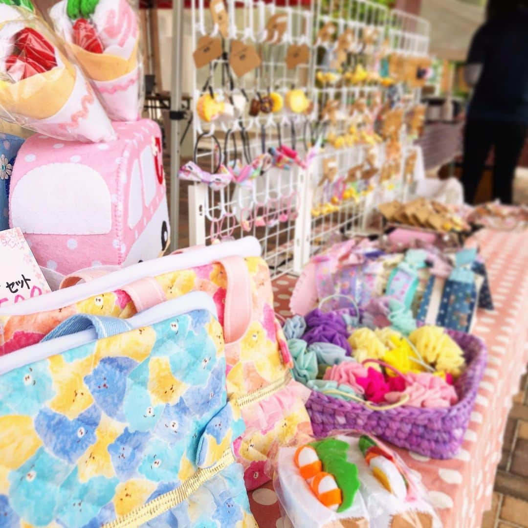 エステート住宅産業 住宅部のインスタグラム：「. 【👶🏻赤ちゃんグッズ&ワークショップ🌸】 . 本日、西川田住宅展示場❇️キラキラ・フェアリィスクエア広場にて . さくら市のママサークル 🌸《 𝐒𝐚𝐤𝐮𝐫𝐚 𝐦𝐚𝐦𝐚'𝐬 𝐊𝐈𝐑𝐄 》さんの 赤ちゃんグッズ販売とワークショップを開催しております😸 . フェルト雑貨や歯固め、アクセサリーなど とても可愛いものが並んでいました😻💕 . 先着特典もあるようなので、お早めにお越しください✨ . 西川田モデルハウスからのお知らせでした💁🏻‍♀️ . #さくら市 #さくら市ママサークル #子育て #ママ #西川田住宅展示場 #フェアリィスクエア #ワークショップ #ハンドメイド #アクセサリー #夏用マスク #エステート住宅産業 #栃木 #宇都宮 #西川田 #住宅展示場 #家 #家づくり #一戸建て #住宅 #注文住宅 #自由設計 #新築 #施工例 #間取り #暮らし #建築 #モデルハウス #インテリア #デザイン #テクノストラクチャー」