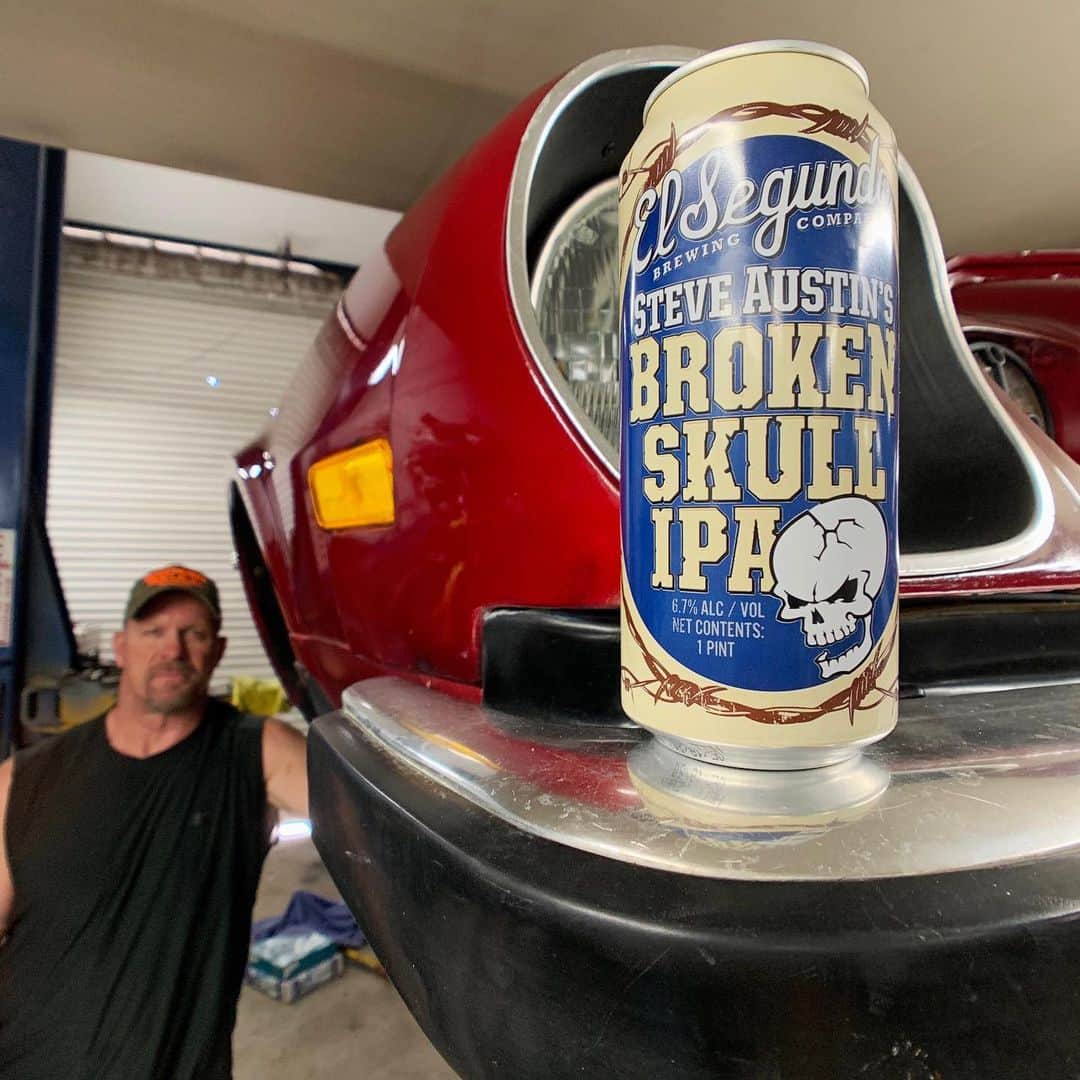 ストーン・コールド・スティーブ・オースチンのインスタグラム：「Swig of Beer Saturday night.  Best IPA in America. And that’s the bottom line.  @esbcbrews Broken Skull IPA #cheers #craftbeer #ipa  #brokenskullipa #beer  #chevy #camaro #z28 #hellyeah  #ctpconcepts  Photo: @ctpconcepts」