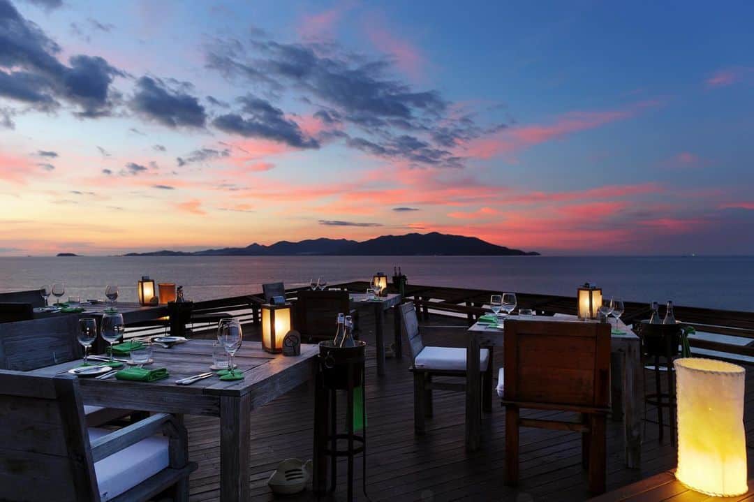 Vogue Taiwan Officialさんのインスタグラム写真 - (Vogue Taiwan OfficialInstagram)「#VogueTravel﻿ ﻿ 位於蘇美島的六善酒店全新開幕海灘酒吧與池畔酒廊，在這裡可以飽覽海洋壯闊之美，不論是在無邊際泳池徜徉，還是在沙發上喝點小酒都非常怡然自得。﻿ ﻿ #度假村 #蘇美島 #海島 #泳池 #酒吧 #resort #samui #island #pool #bar @sixsensessamui﻿ ﻿ 🖋#wendych」6月14日 12時00分 - voguetaiwan