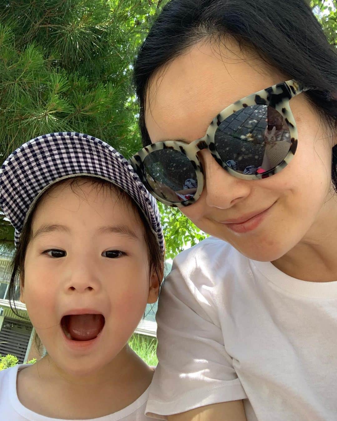 チェ・ジョンユンのインスタグラム：「덥다 그늘에 앉아서 간만에 셀카 .하루하루 정말 많이컸다 라는 감탄사가...아이들아..사랑으로 모든걸 이루는아이들아..사랑한다.」