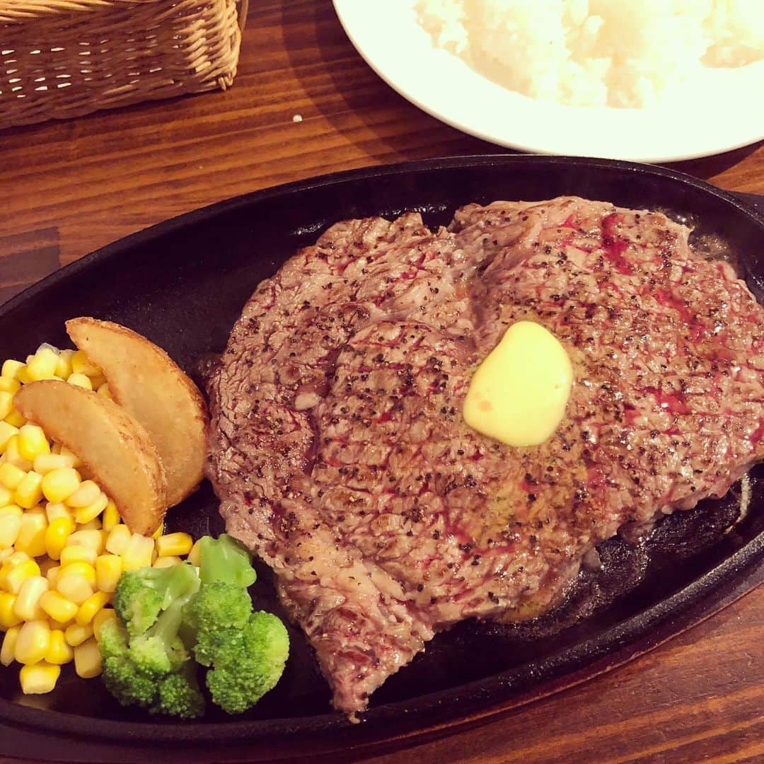 千秋さんのインスタグラム写真 - (千秋Instagram)「なんか最近痩せてたみたいだから大きなステーキを食べます🥩もりもり食べます😆  #250g に増やしてみた #千秋焼肉 #ステーキ」6月14日 12時09分 - chiaki77777