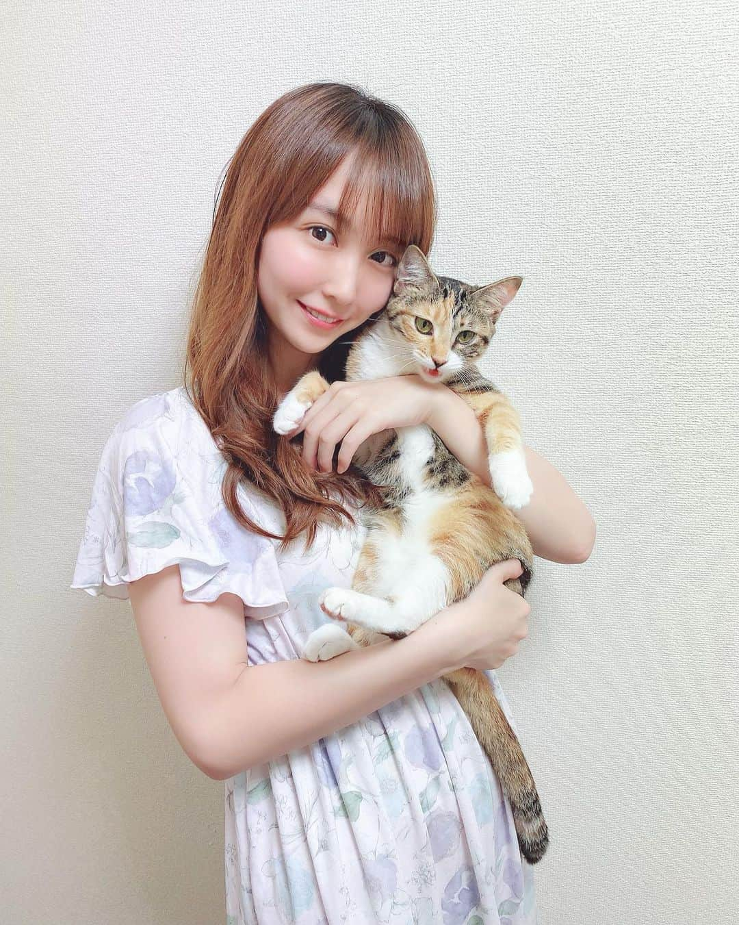 長久梨那さんのインスタグラム写真 - (長久梨那Instagram)「． with猫🐱💓 3枚目のピー助ぶちゃかわ💕 ． #猫 #三毛猫 #ねこすたぐらむ #にゃんすたぐらむ #Cocoonist #コクーニスト #おうち時間 #ルームウェア #部屋着 #パジャマ #ワンピ #ワンピース #かわいい #ファッション #女優 #アナウンサー #女子アナ #フォローミー #japan #girl #japanesegirl #cat #catsofinstagram #roomwear #fashion #actress #instafashion #instagood #instagirl #followｍe」6月14日 12時01分 - rinanagahisa